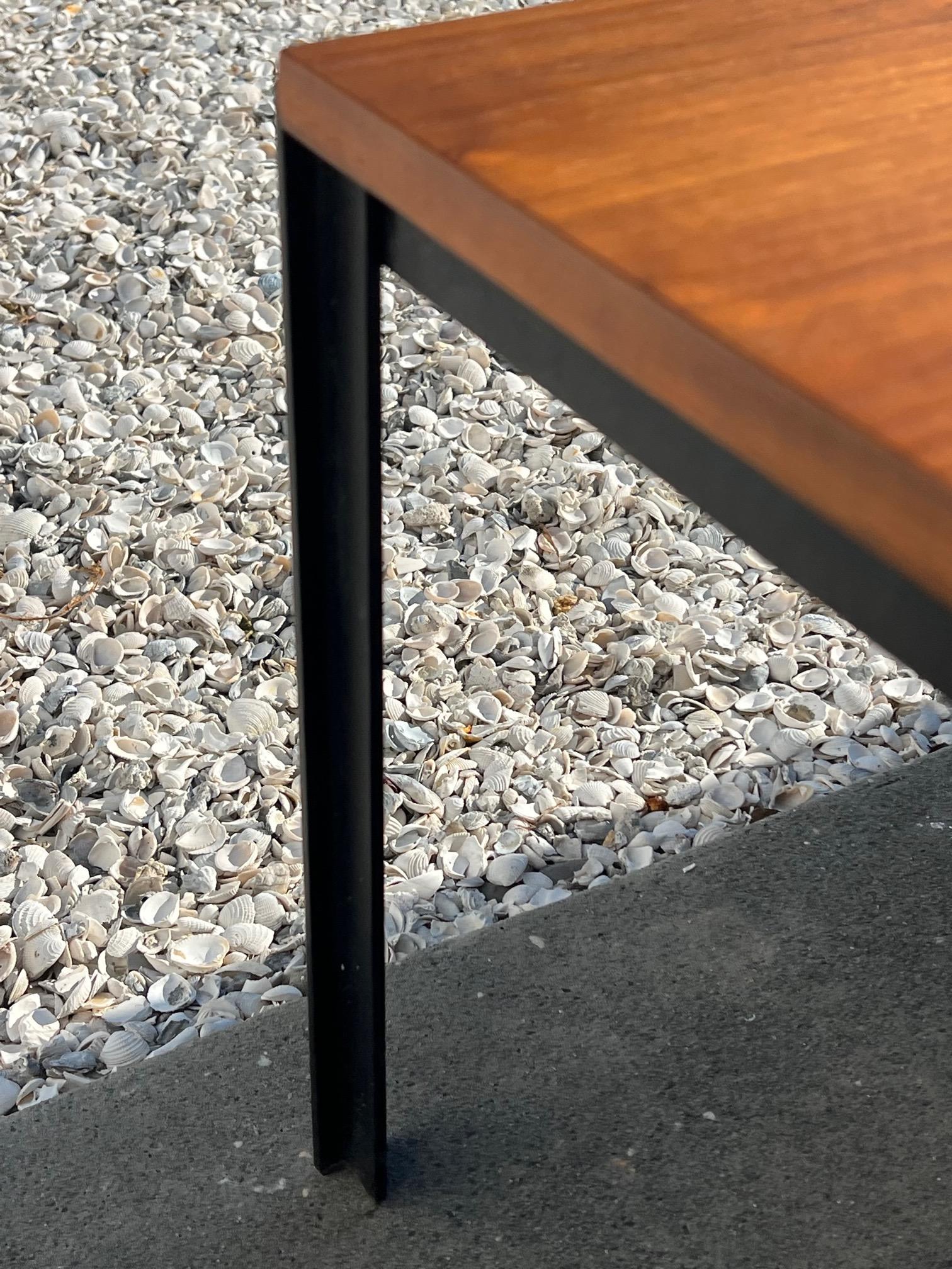 Ein Paar Florence Knoll Angle Iron Tische oder Bänke aus Nussbaumholz mit Bogen im Angebot 3