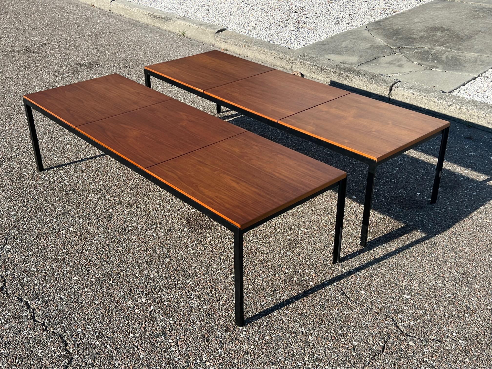 Ein Paar Florence Knoll Angle Iron Tische oder Bänke aus Nussbaumholz mit Bogen im Angebot 4