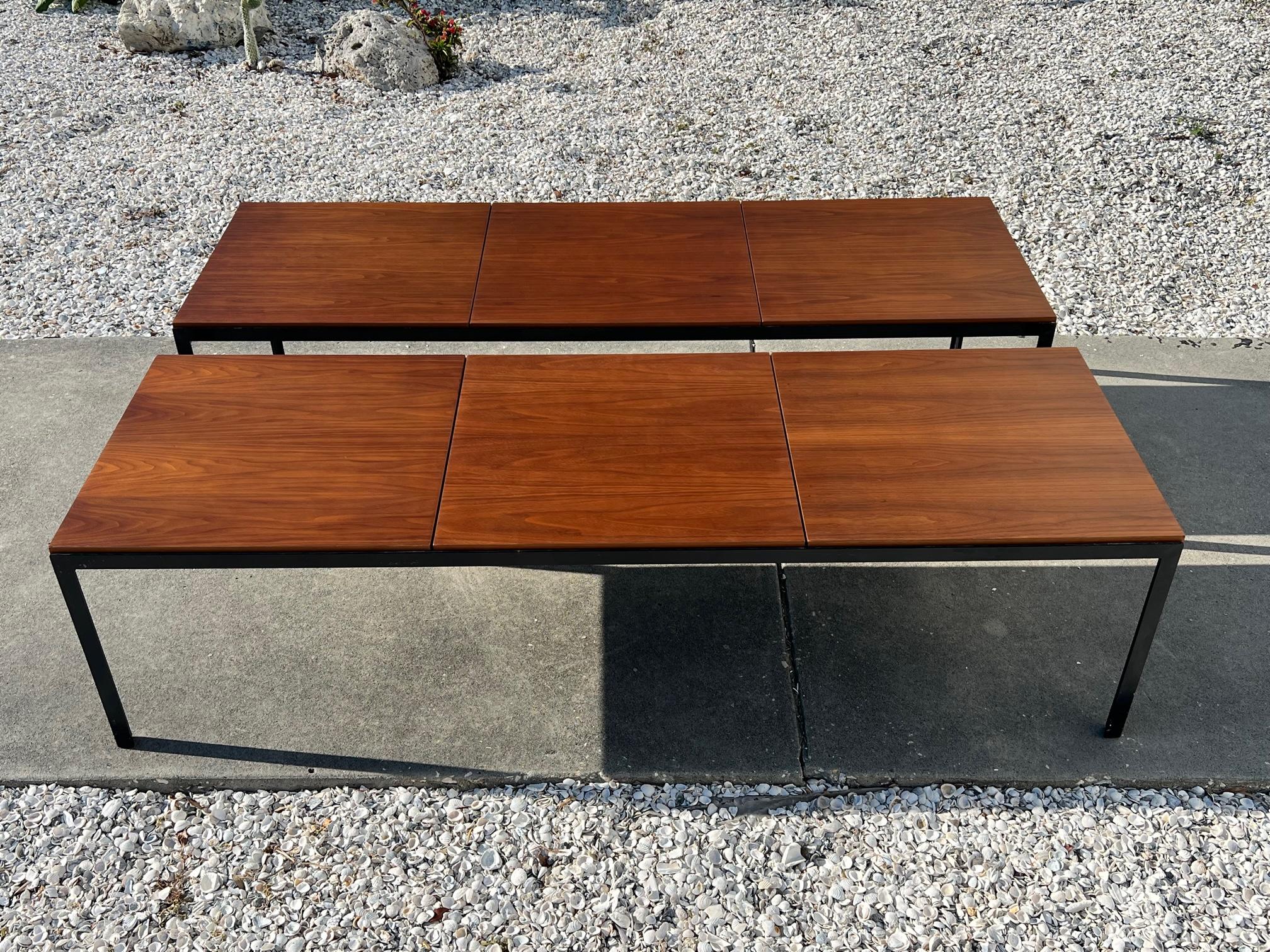 Ein Paar Florence Knoll Angle Iron Tische oder Bänke aus Nussbaumholz mit Bogen im Angebot 5
