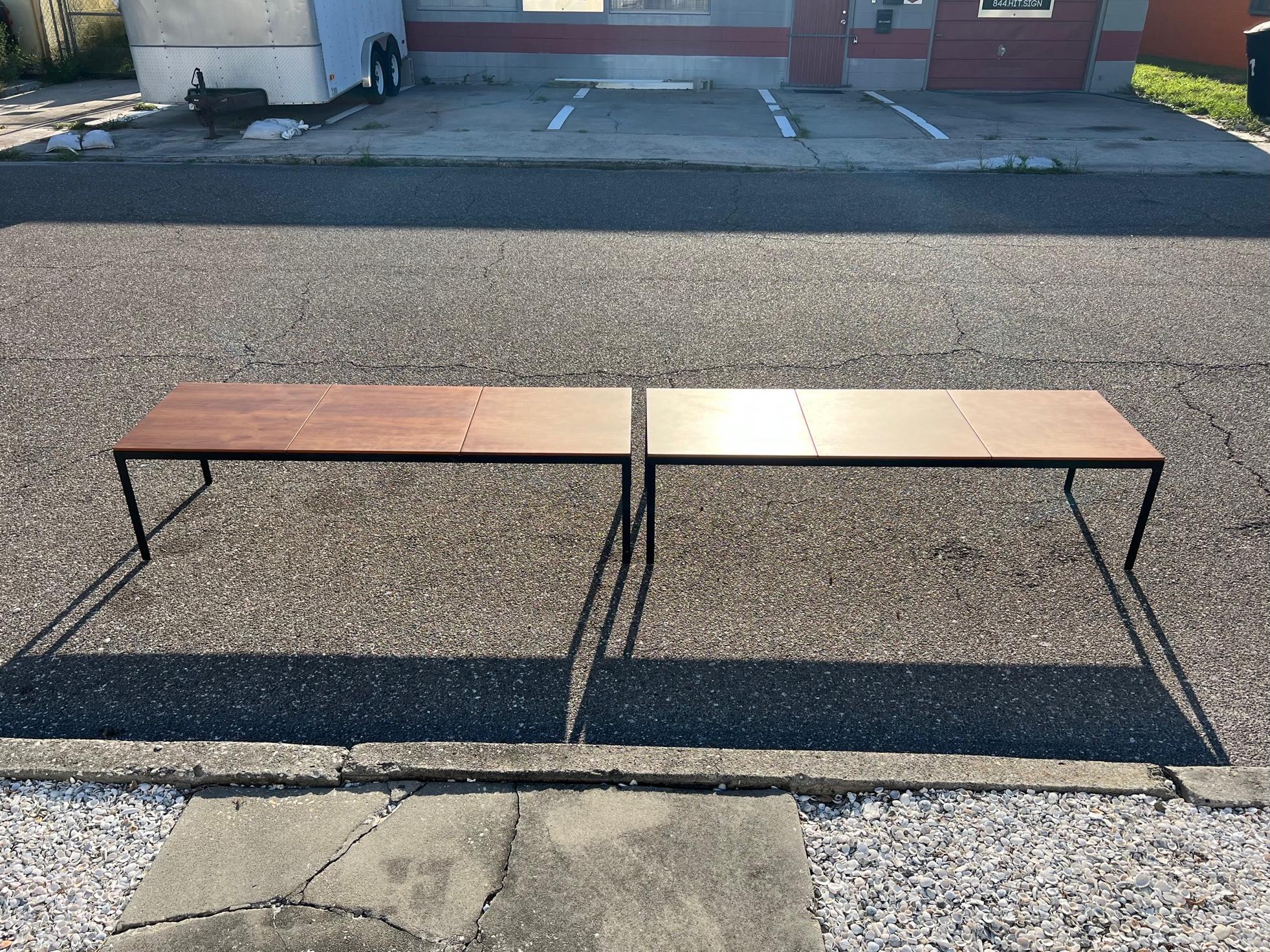 Ein Paar Florence Knoll Angle Iron Tische oder Bänke aus Nussbaumholz mit Bogen (amerikanisch) im Angebot