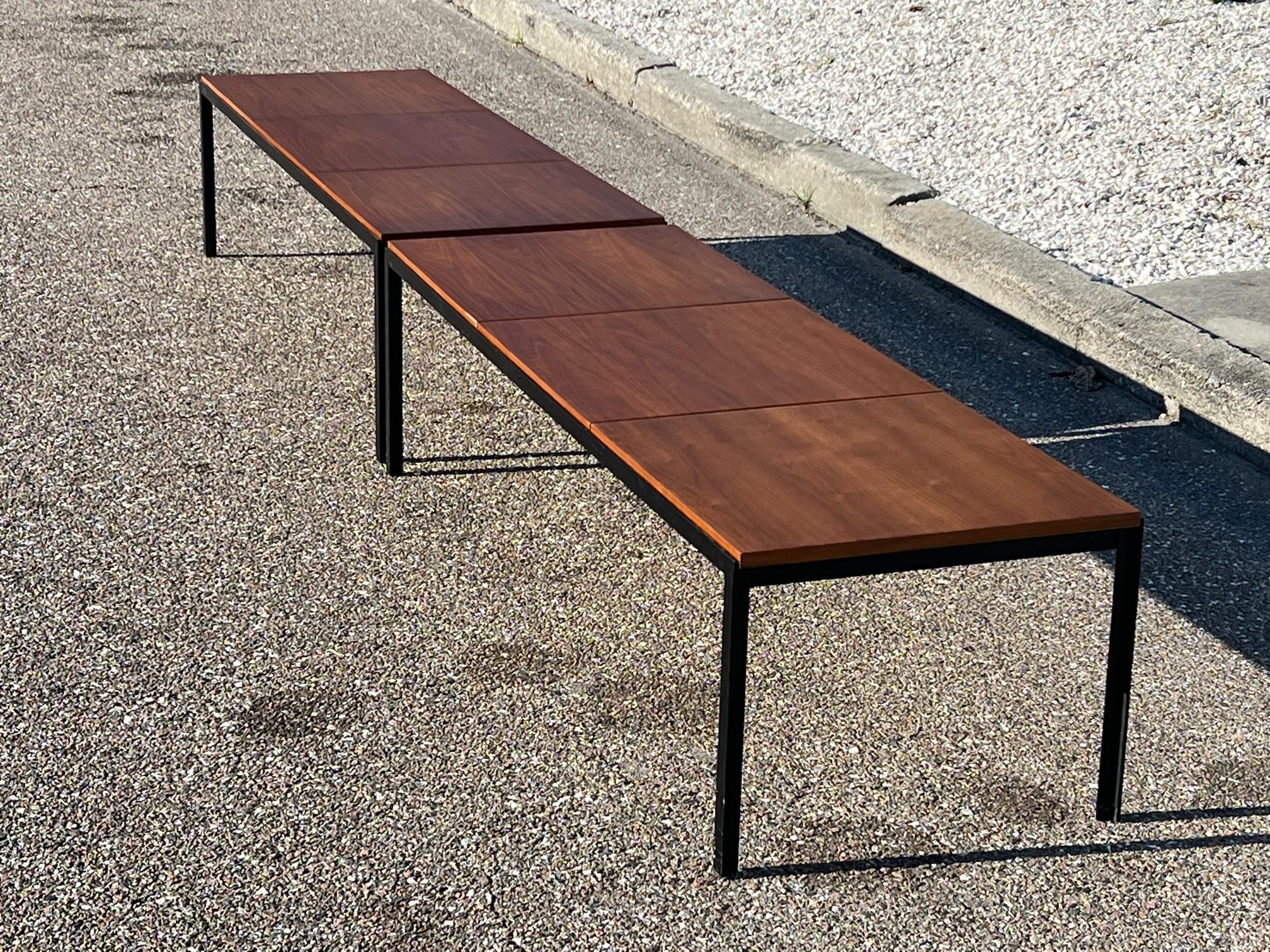 Ein Paar Florence Knoll Angle Iron Tische oder Bänke aus Nussbaumholz mit Bogen im Zustand „Hervorragend“ im Angebot in St.Petersburg, FL