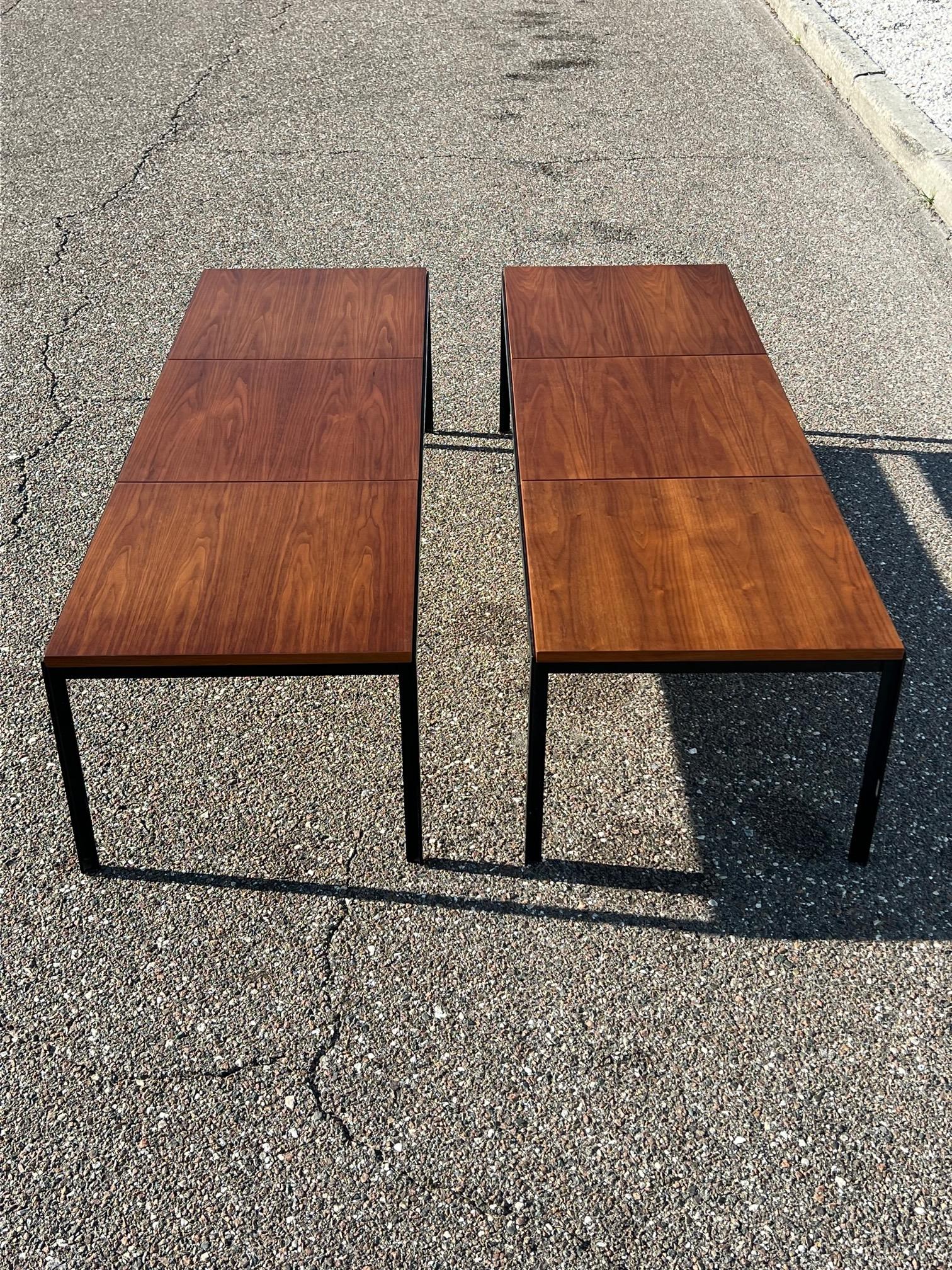 Ein Paar Florence Knoll Angle Iron Tische oder Bänke aus Nussbaumholz mit Bogen (Schmiedeeisen) im Angebot