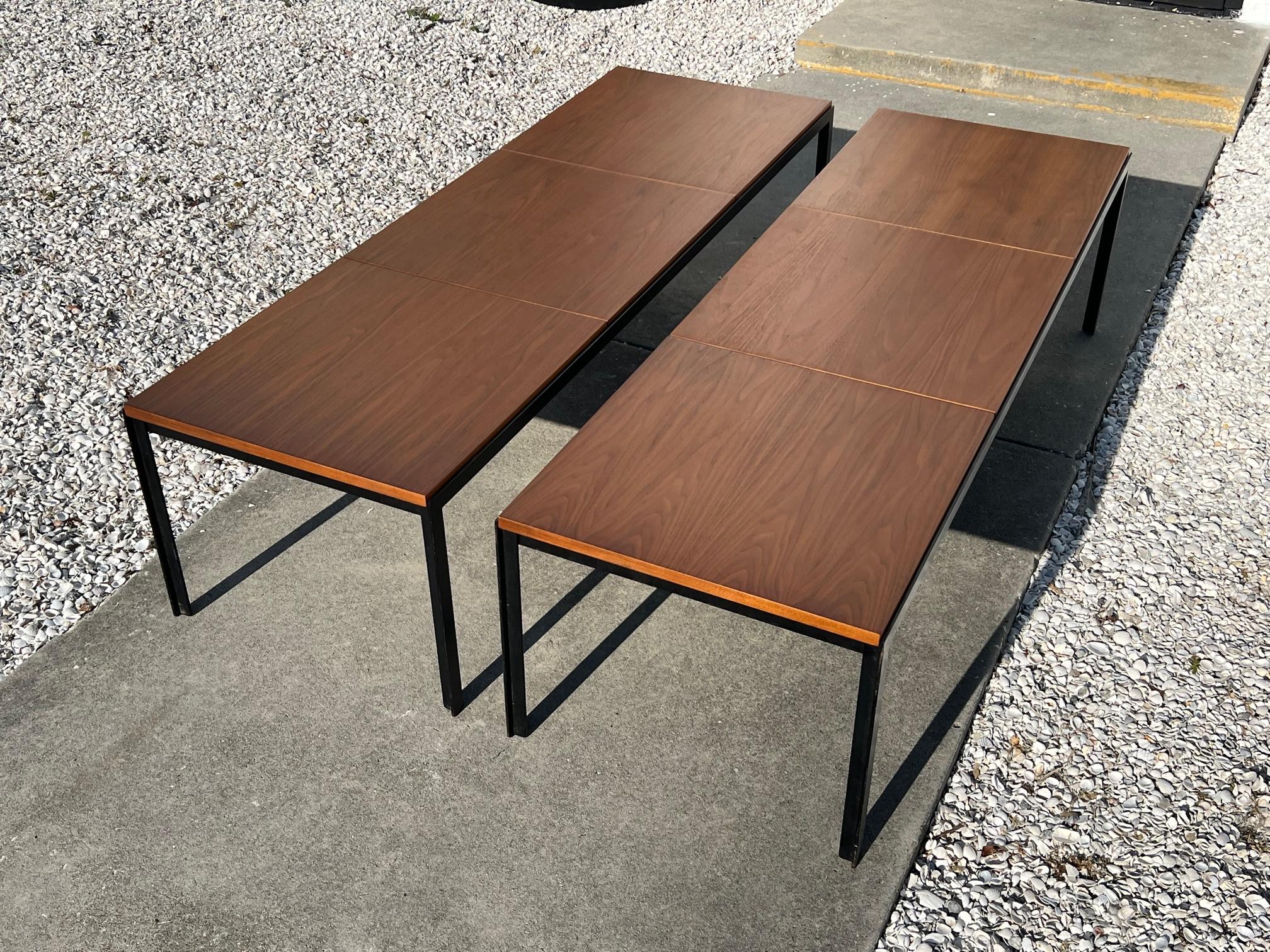 Ein Paar Florence Knoll Angle Iron Tische oder Bänke aus Nussbaumholz mit Bogen im Angebot 1