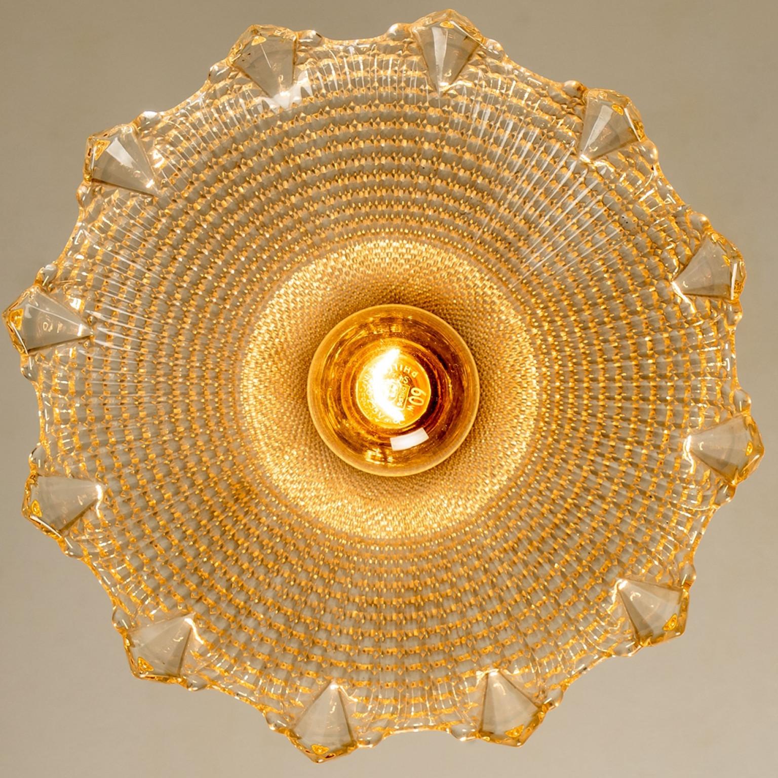 Ein Paar Blumen-Diamant-Kronleuchter aus Art Deco-Glas, Europa, Frankreich (Messing) im Angebot
