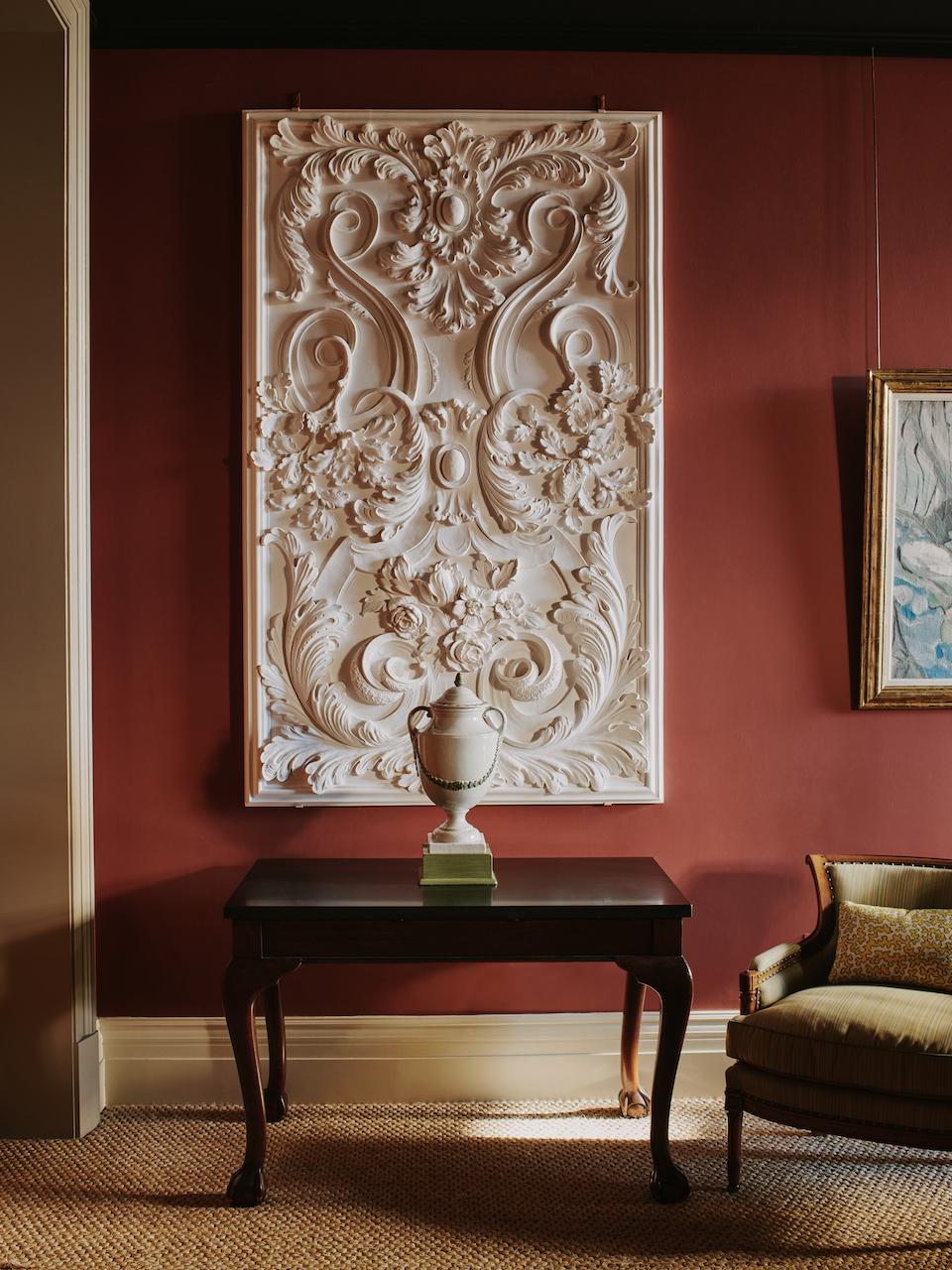 Baroque Paire de panneaux floraux contemporains en plâtre de style baroque par un artiste de Masterly en vente