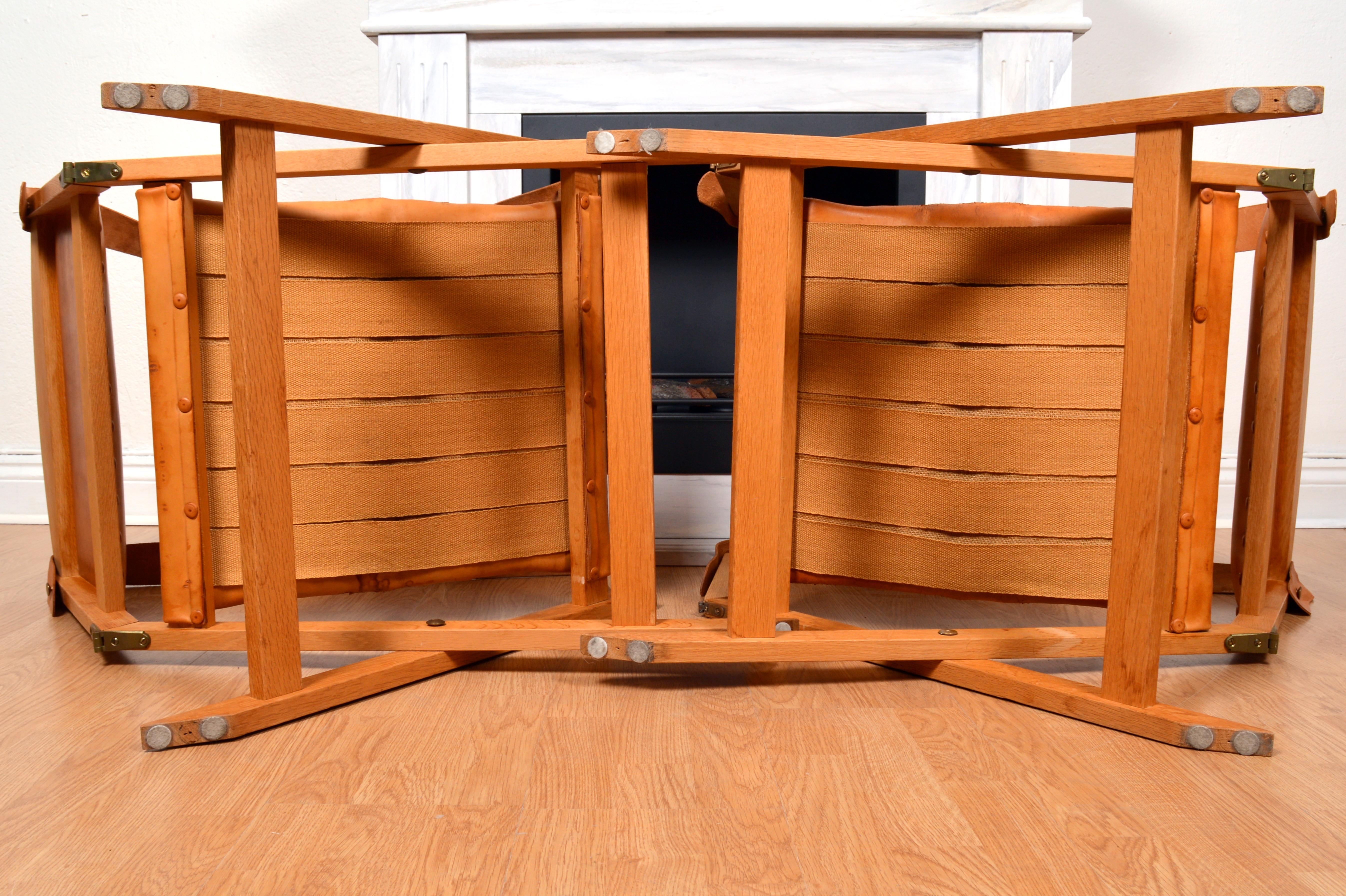 Un par de sillones plegables suecos Safari X de roble y cuero en venta 4