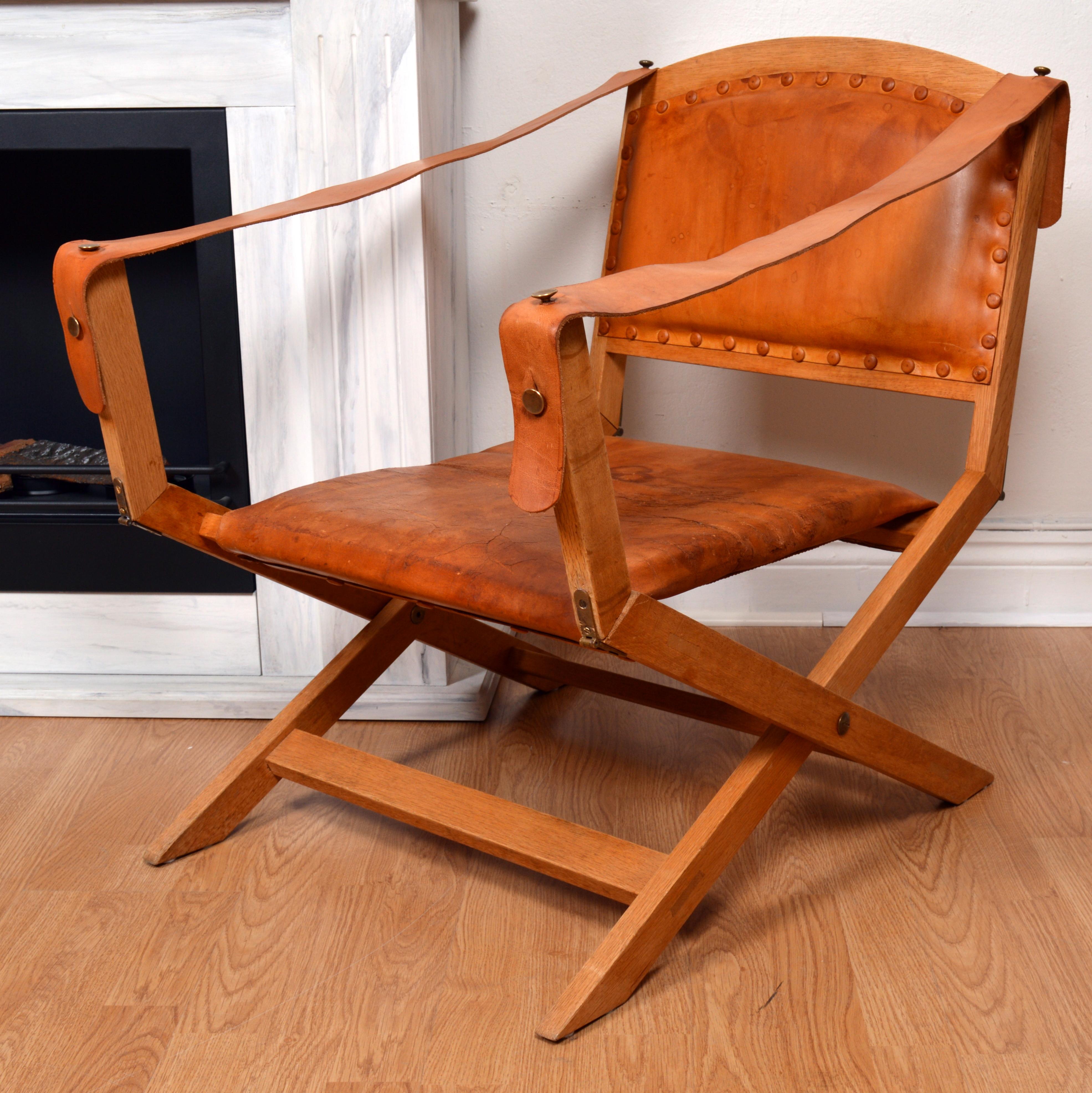 Un par de sillones plegables suecos Safari X de roble y cuero Sueco en venta