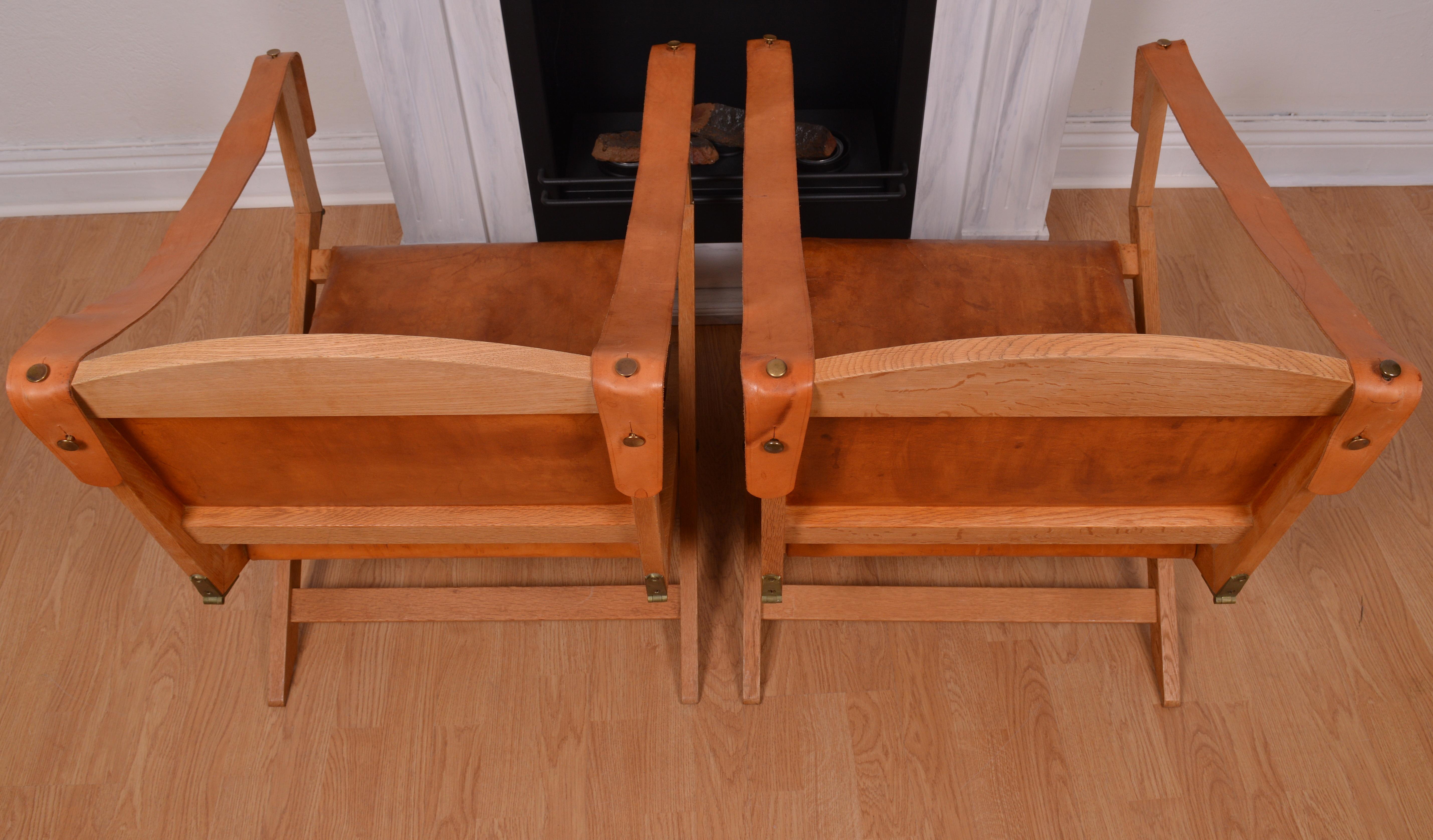 Un par de sillones plegables suecos Safari X de roble y cuero siglo XX en venta