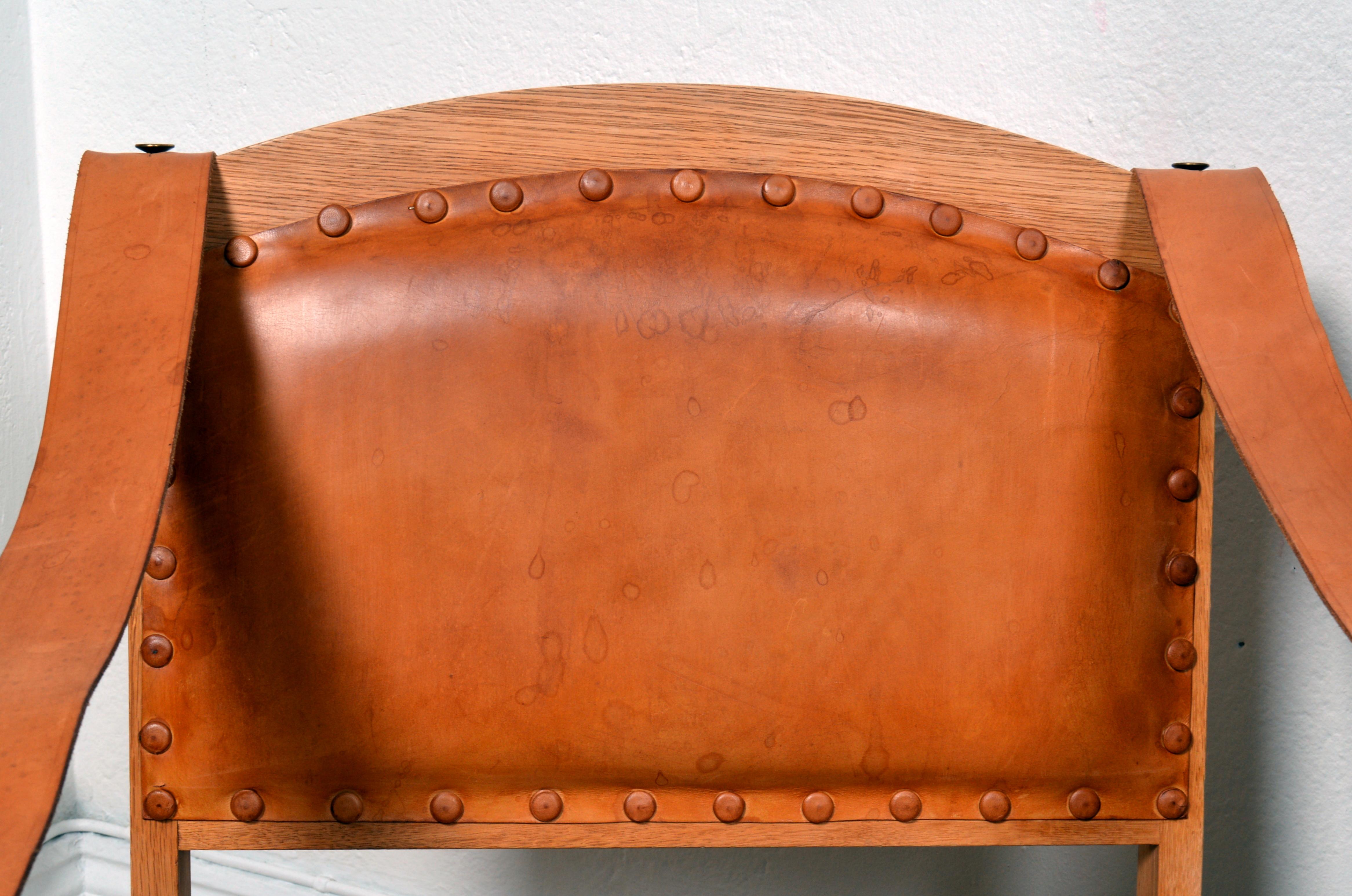 Un par de sillones plegables suecos Safari X de roble y cuero Latón en venta