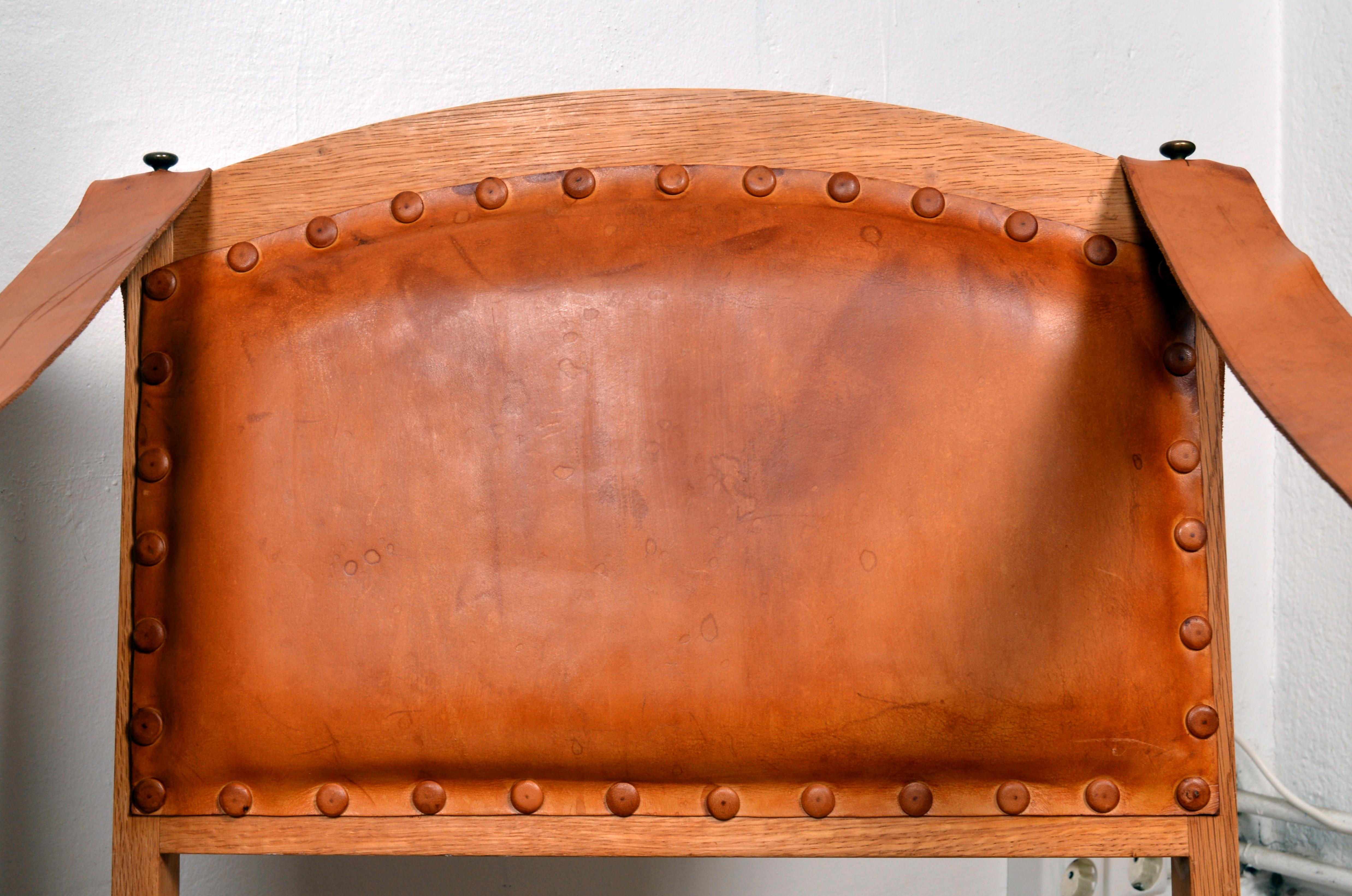Un par de sillones plegables suecos Safari X de roble y cuero en venta 1
