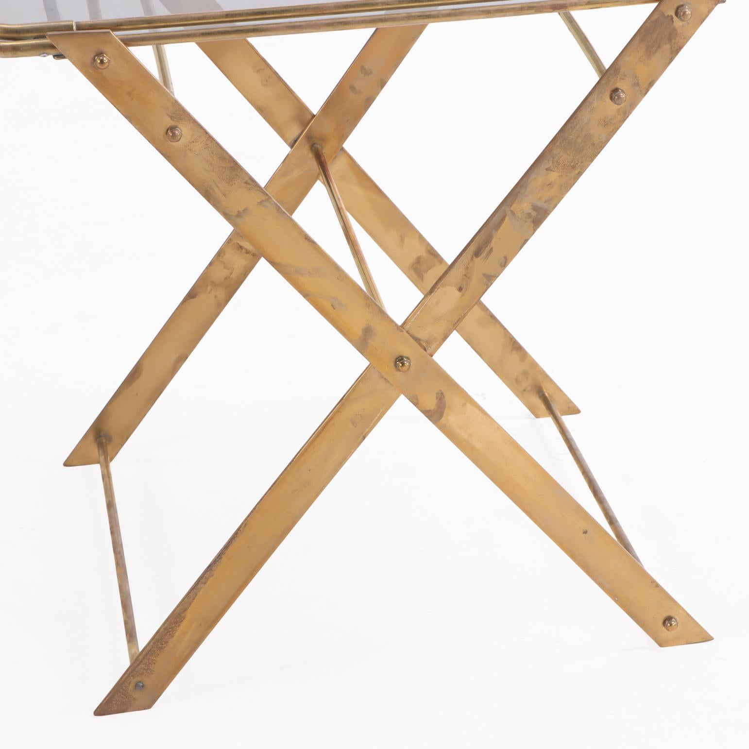 Americano Coppia di vassoi da maggiordomo pieghevoli in ottone / Tavolini da bere, C.C. 1970. in vendita