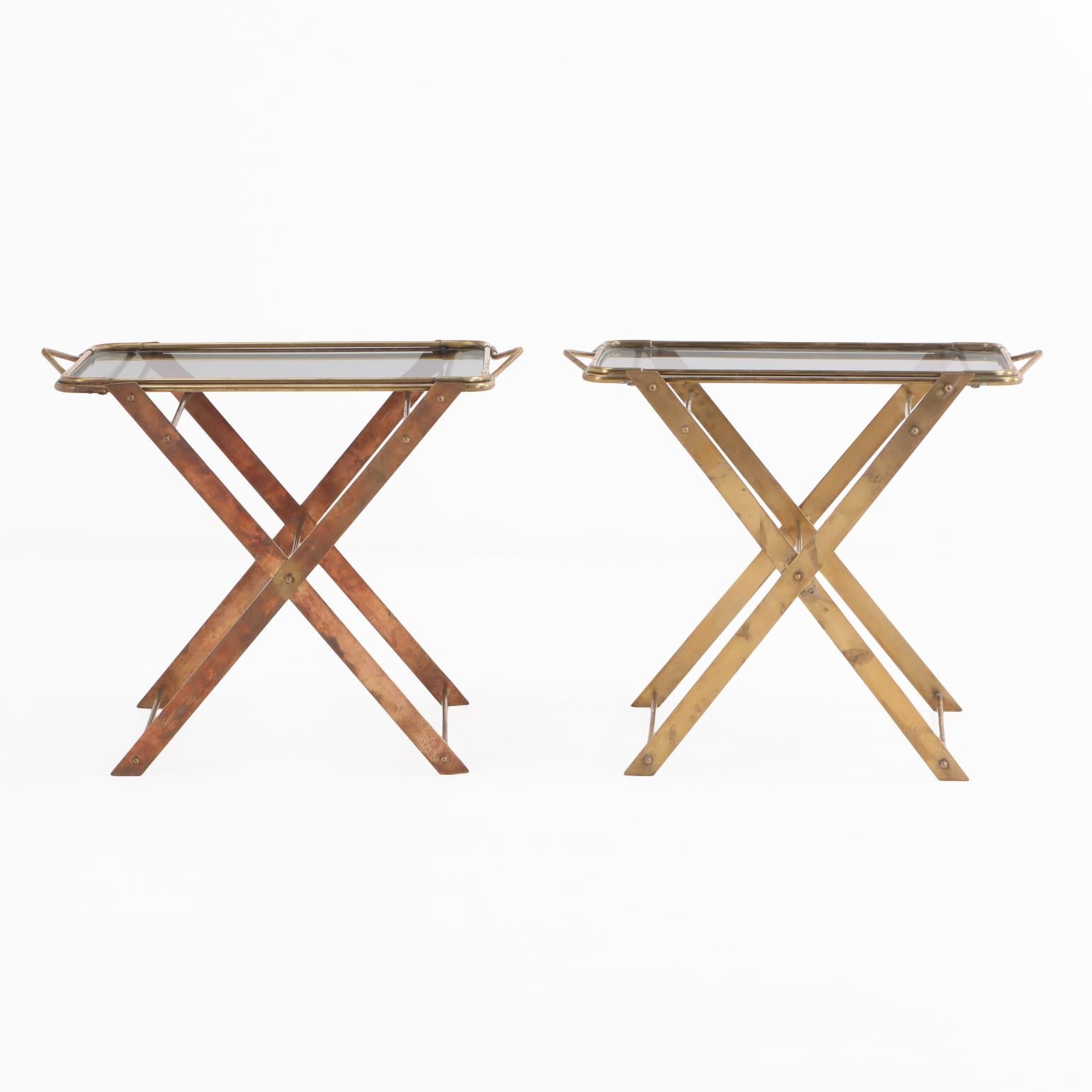 Coppia di vassoi da maggiordomo pieghevoli in ottone / Tavolini da bere, C.C. 1970. In condizioni buone in vendita a Philadelphia, PA