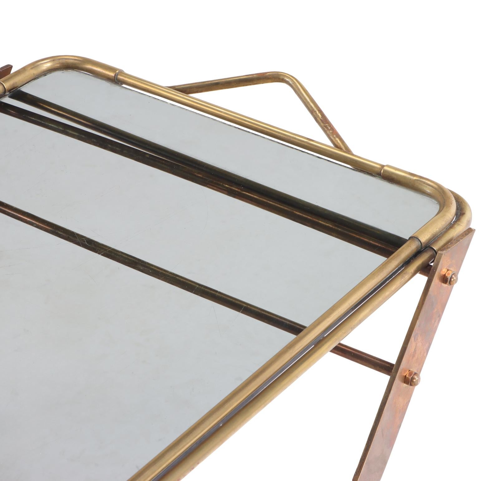 XX secolo Coppia di vassoi da maggiordomo pieghevoli in ottone / Tavolini da bere, C.C. 1970. in vendita