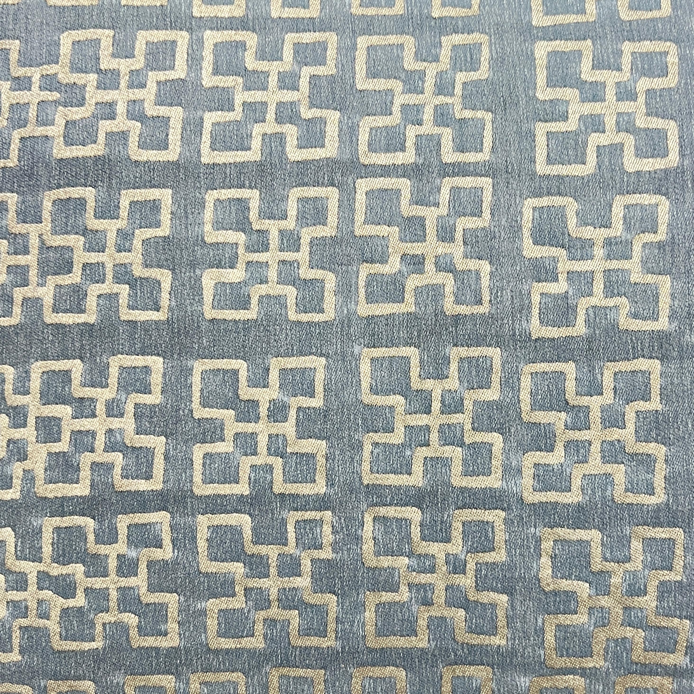 Une paire de coussins Fortuny dans le motif Ashanti en bleu ardoise et or argenté. Avec bordures en biais en soie et dos en pongé de soie. 