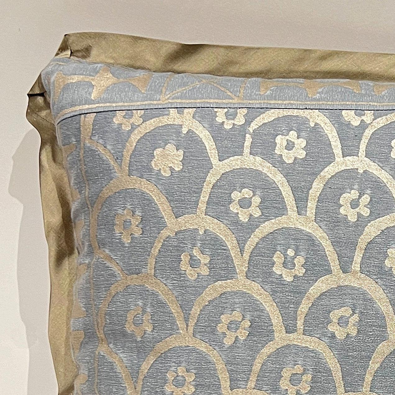 Une paire de coussins Fortuny dans le motif Ashanti en bleu ardoise et or argenté. Avec bordures en biais en soie et dos en pongé de soie. 