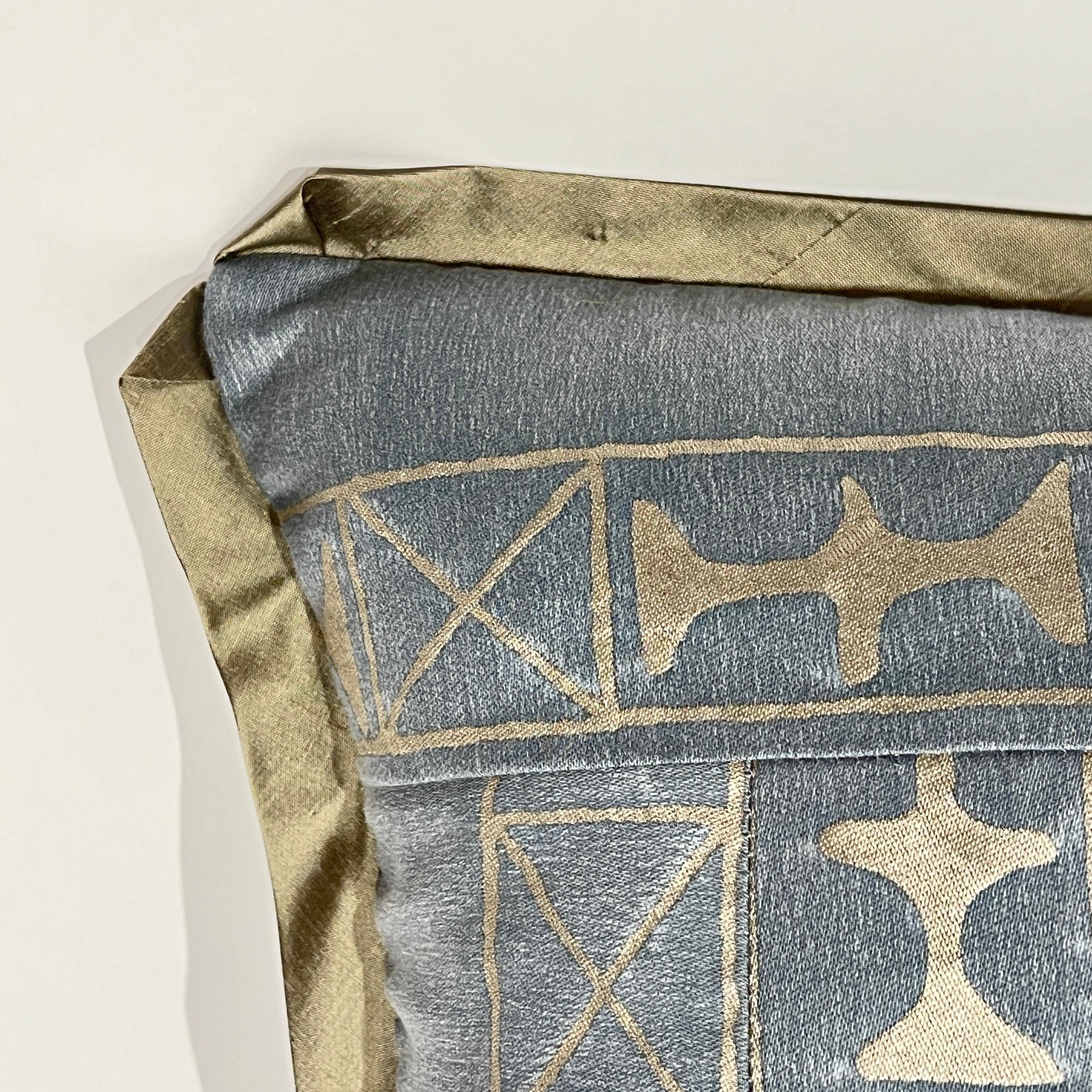 Paire de coussins Fortuny dans le motif Ashanti Neuf - En vente à New York, NY