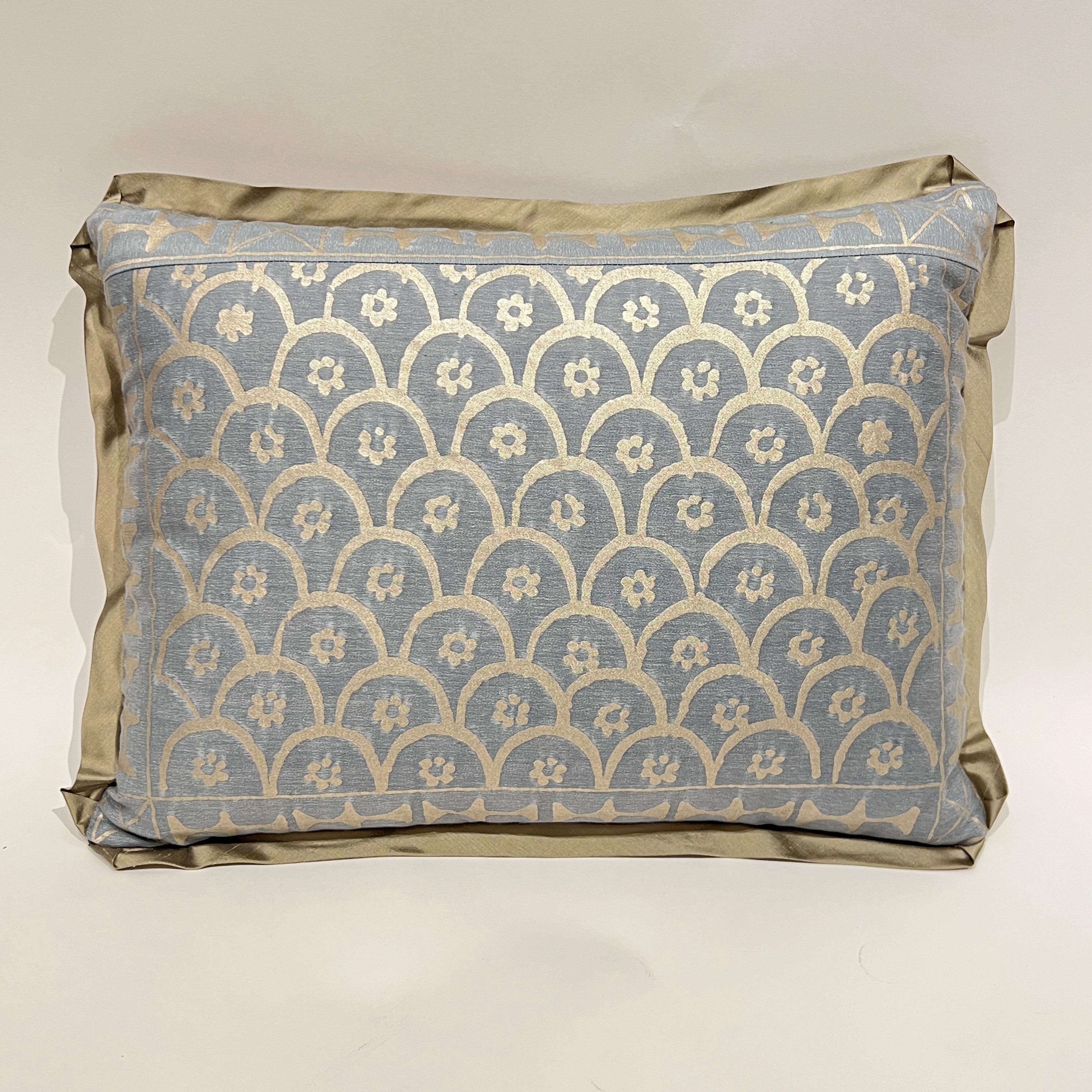 Paire de coussins Fortuny dans le motif Ashanti Neuf - En vente à New York, NY