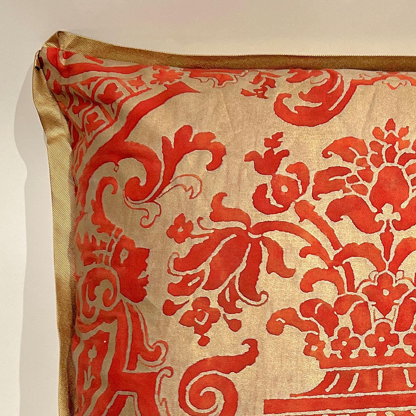 Une paire de coussins Fortuny au motif Carnavalet dans un coloris rouge et or argenté. Fabriqué en tissu vintage inutilisé avec une patine naturelle, avec des bordures en biais en soie et des dos en soie. 
