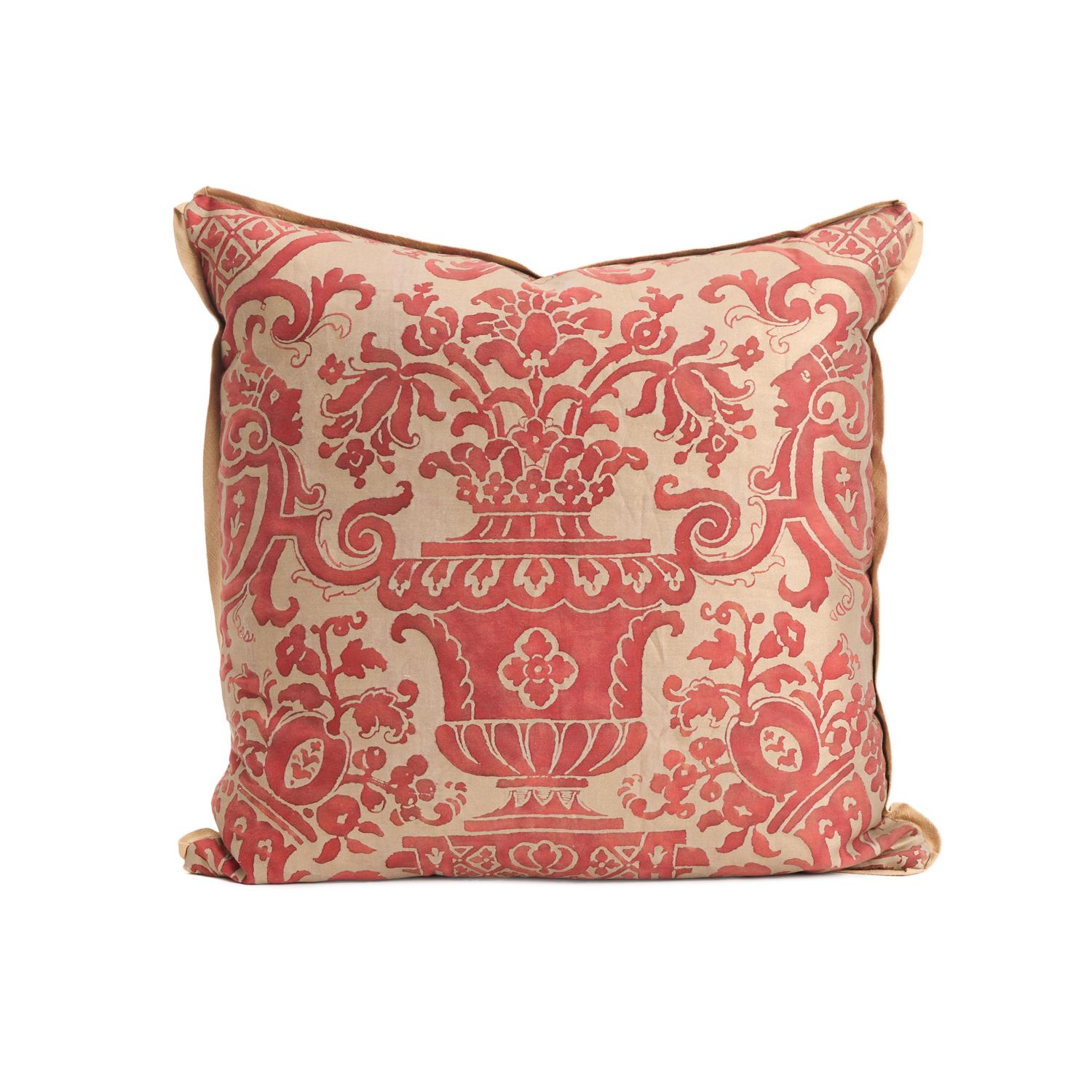 Paire de coussins Fortuny dans le motif Carnavalet en rouille et or argenté. Avec bordures et dos en soie thaïlandaise. 2 paires disponibles.