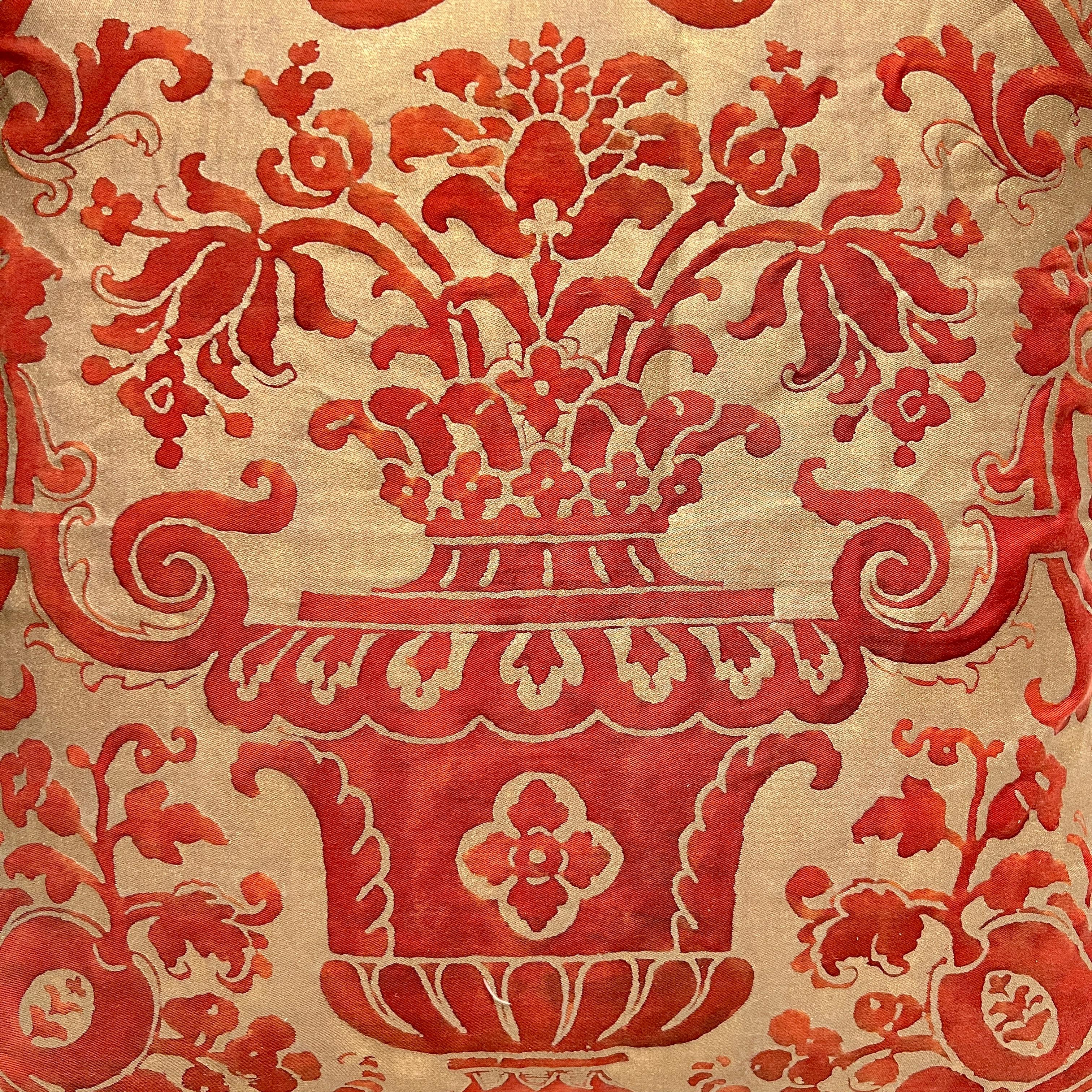 XXIe siècle et contemporain Paire de coussins Fortuny à motif Carnavalet en vente