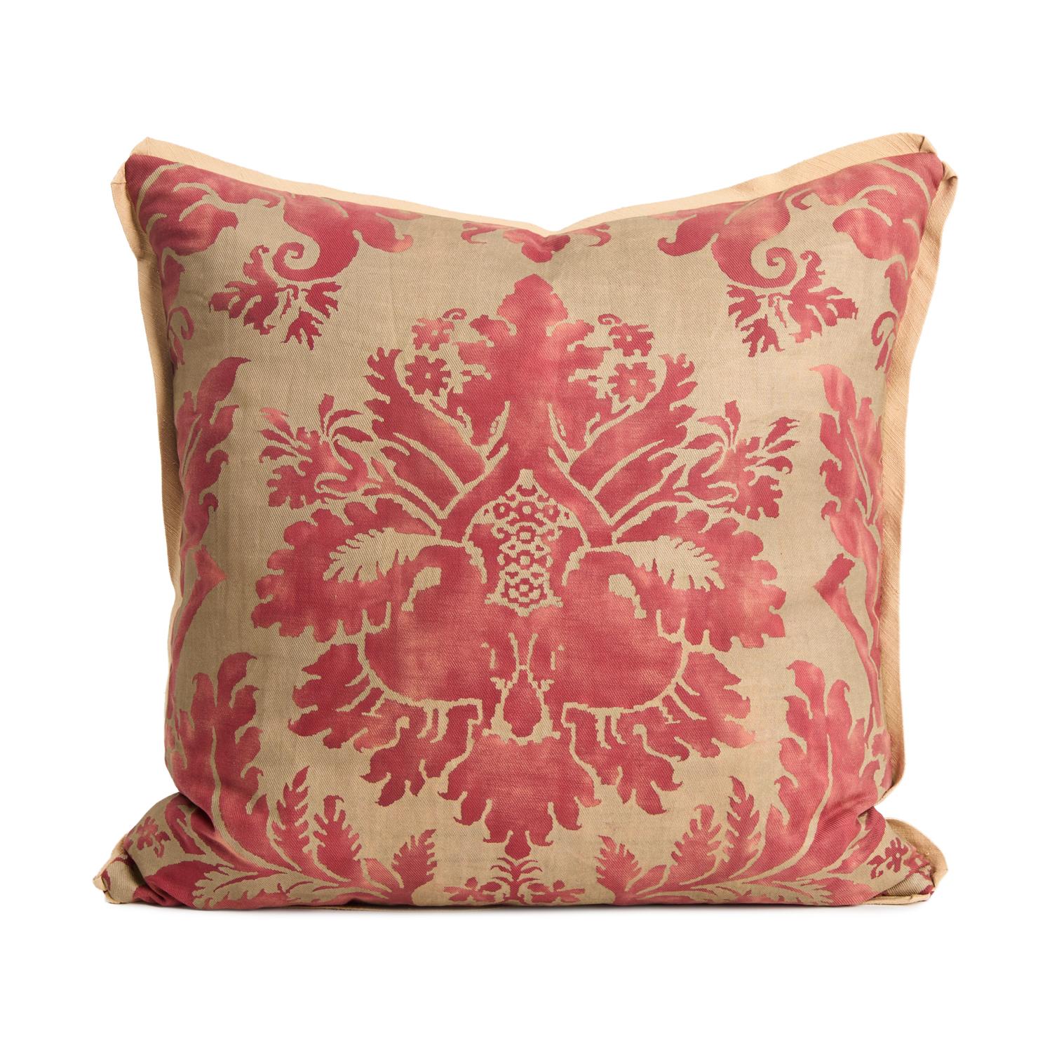 Une paire de coussins Fortuny au motif Glicine dans un coloris rouille et or. Les coussins sont bordés d'un biais de soie thaïlandaise et leur dos est en lin de Rogers et Goffigon.