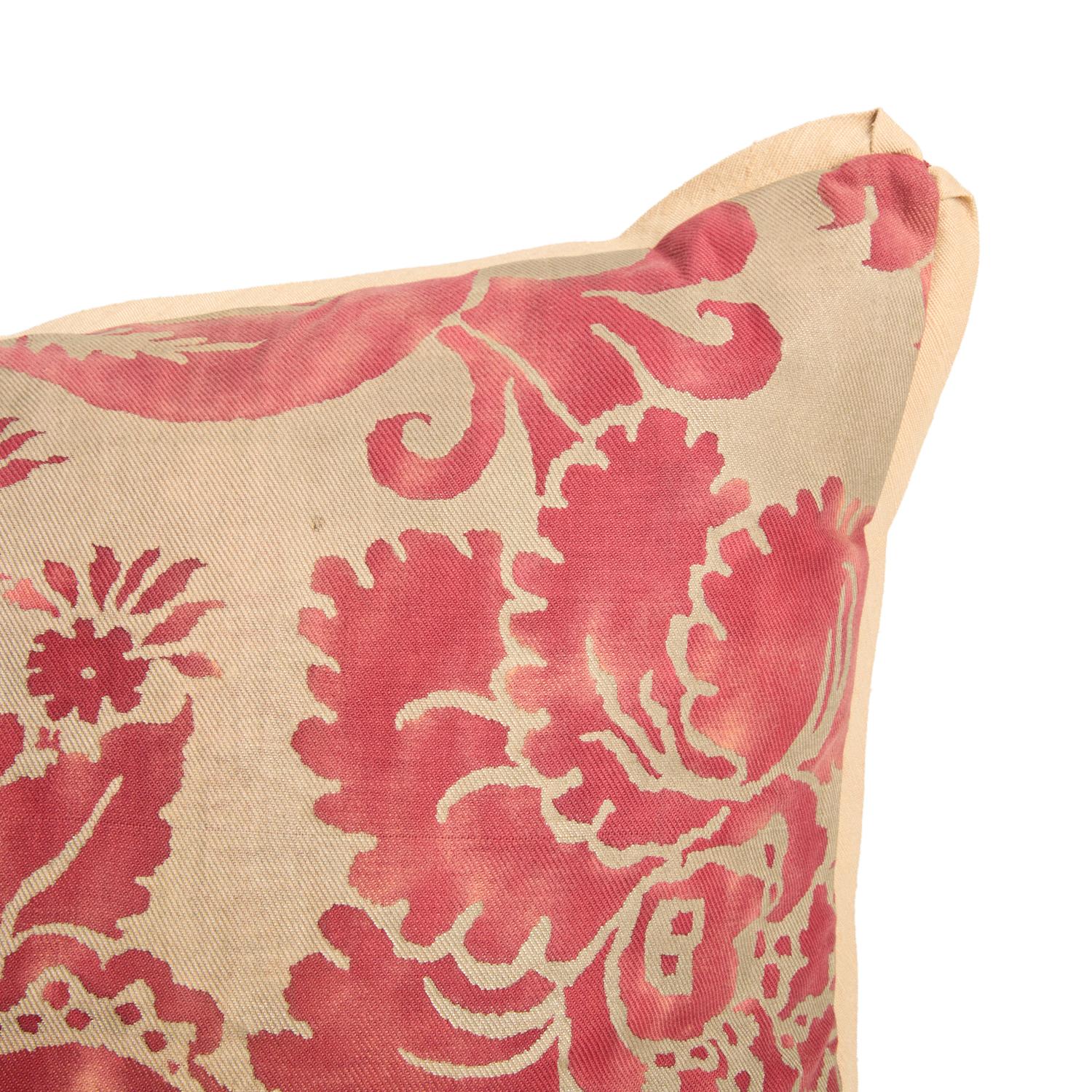 Ein Paar Fortuny-Kissen mit Glicine-Muster (Leinen) im Angebot