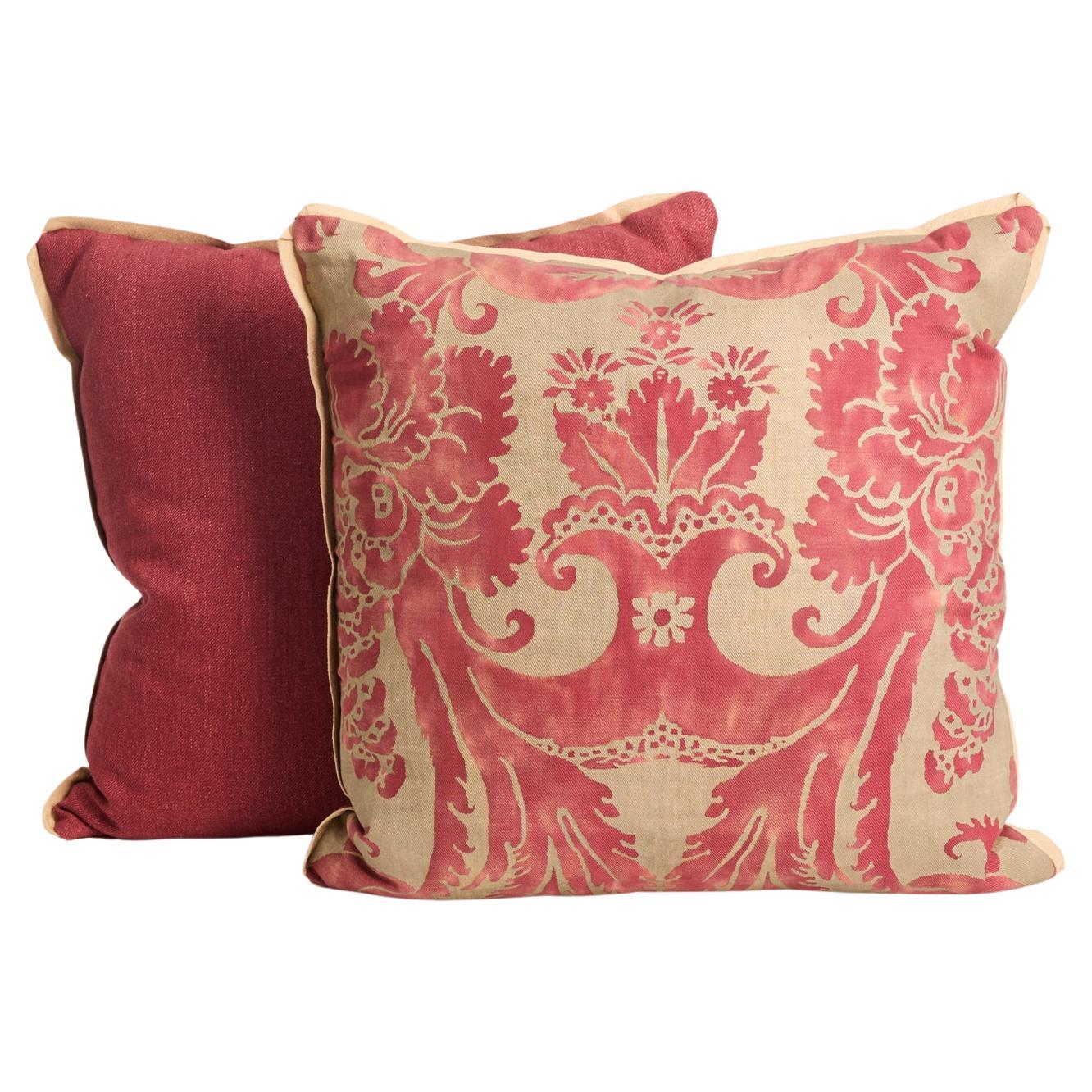 Ein Paar Fortuny-Kissen mit Glicine-Muster im Angebot