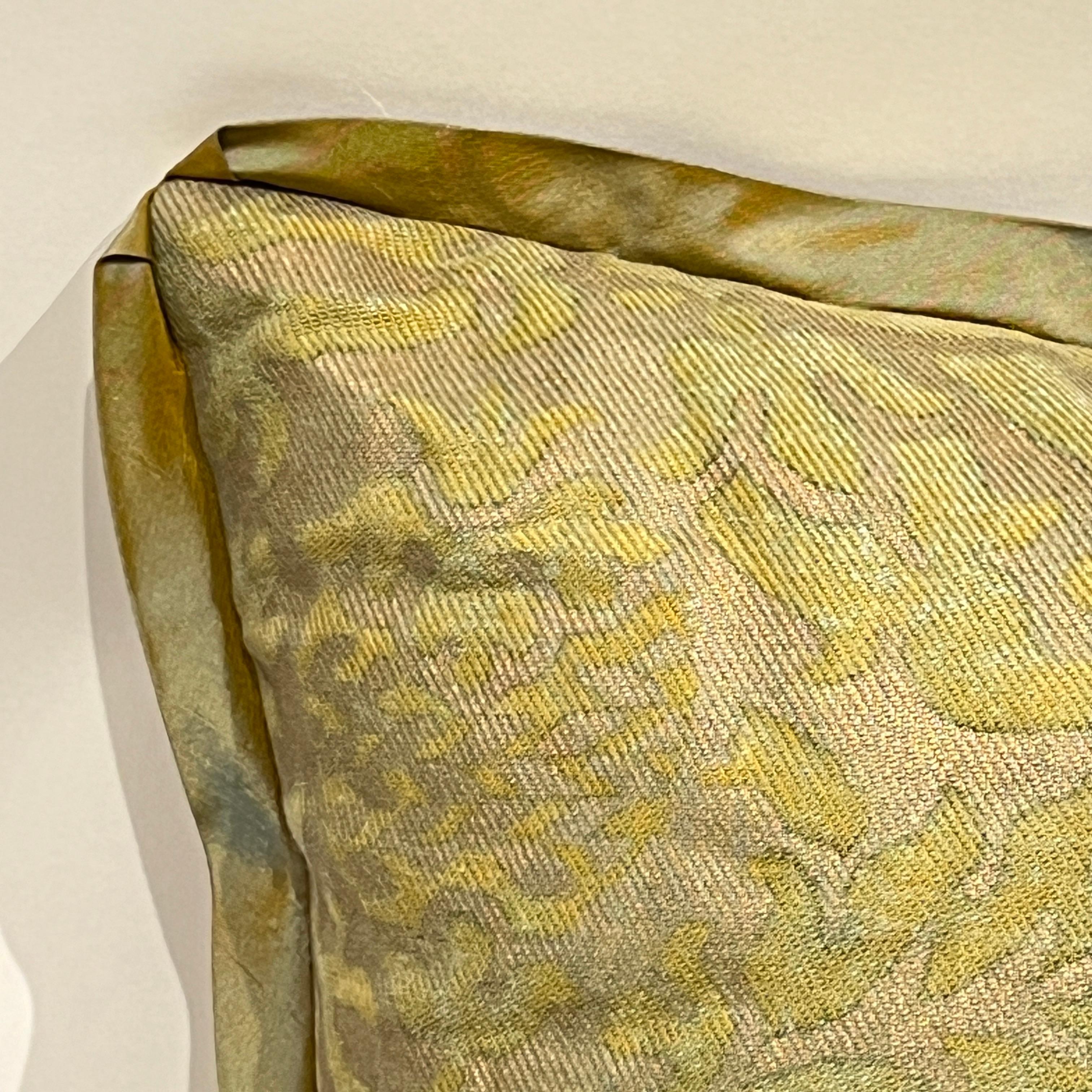 Une paire de coussins Fortuny au motif Orsini, dans un coloris vert bayou et or. Le motif présente un ananas stylisé au centre. Naturellement patiné, il a été réalisé à partir de métrages inutilisés des années 1960, avec des dos et des bordures en