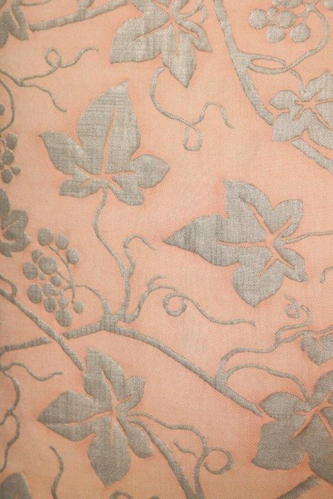 Ein Paar Fortuny-Stoffkissen im Edera-Muster, mit blassrosa und silbernem Muster. Die hübschen Kissen sind mit einer Leineneinfassung und einem silberfarbenen Leinenstreifen auf der Rückseite versehen. Das Fortuny-Muster ist ein spanisches Design