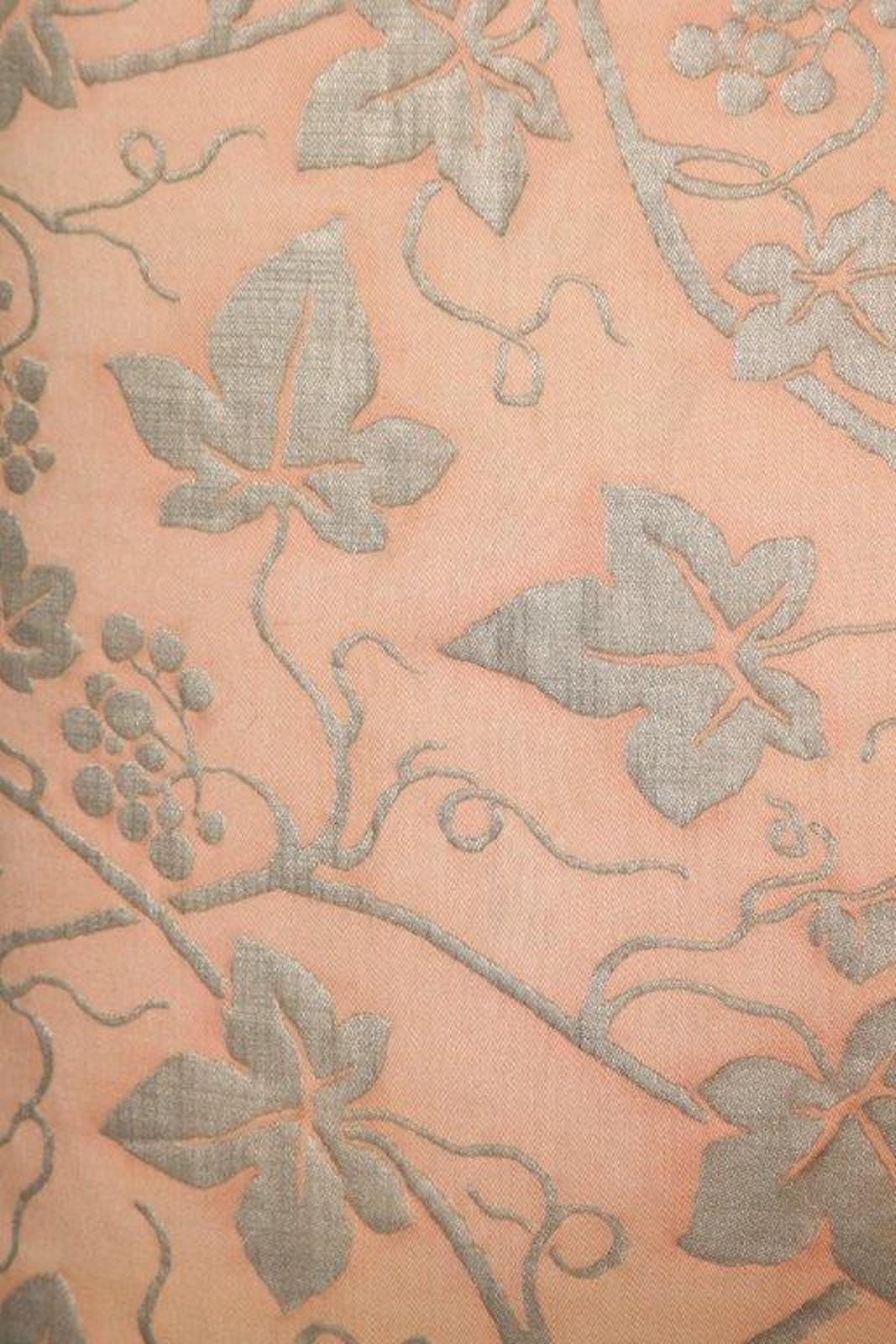 Coppia di cuscini in tessuto Fortuny con motivo Edera, rosa pallido e argento. I graziosi cuscini presentano un bordo in lino e una striscia di lino argentato sul retro. Il motivo Fortuny è un disegno spagnolo del XIX secolo con un motivo di foglie