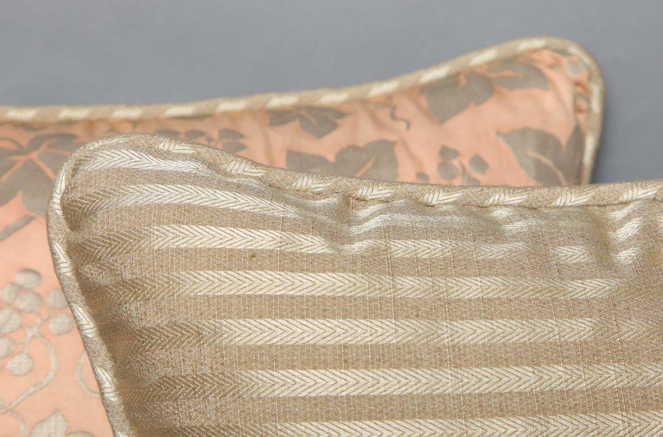 Nord-américain Paire de coussins en tissu Fortuny à motif Edera, neufs et en stock en vente
