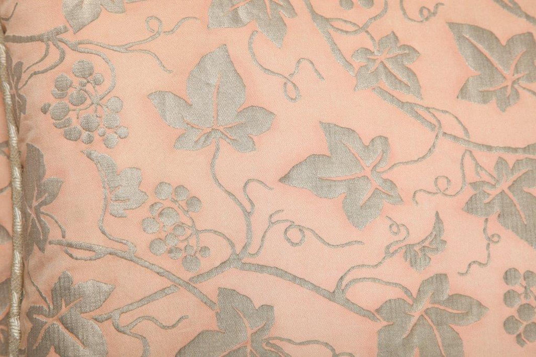 XXIe siècle et contemporain Paire de coussins en tissu Fortuny à motif Edera, neufs et en stock en vente