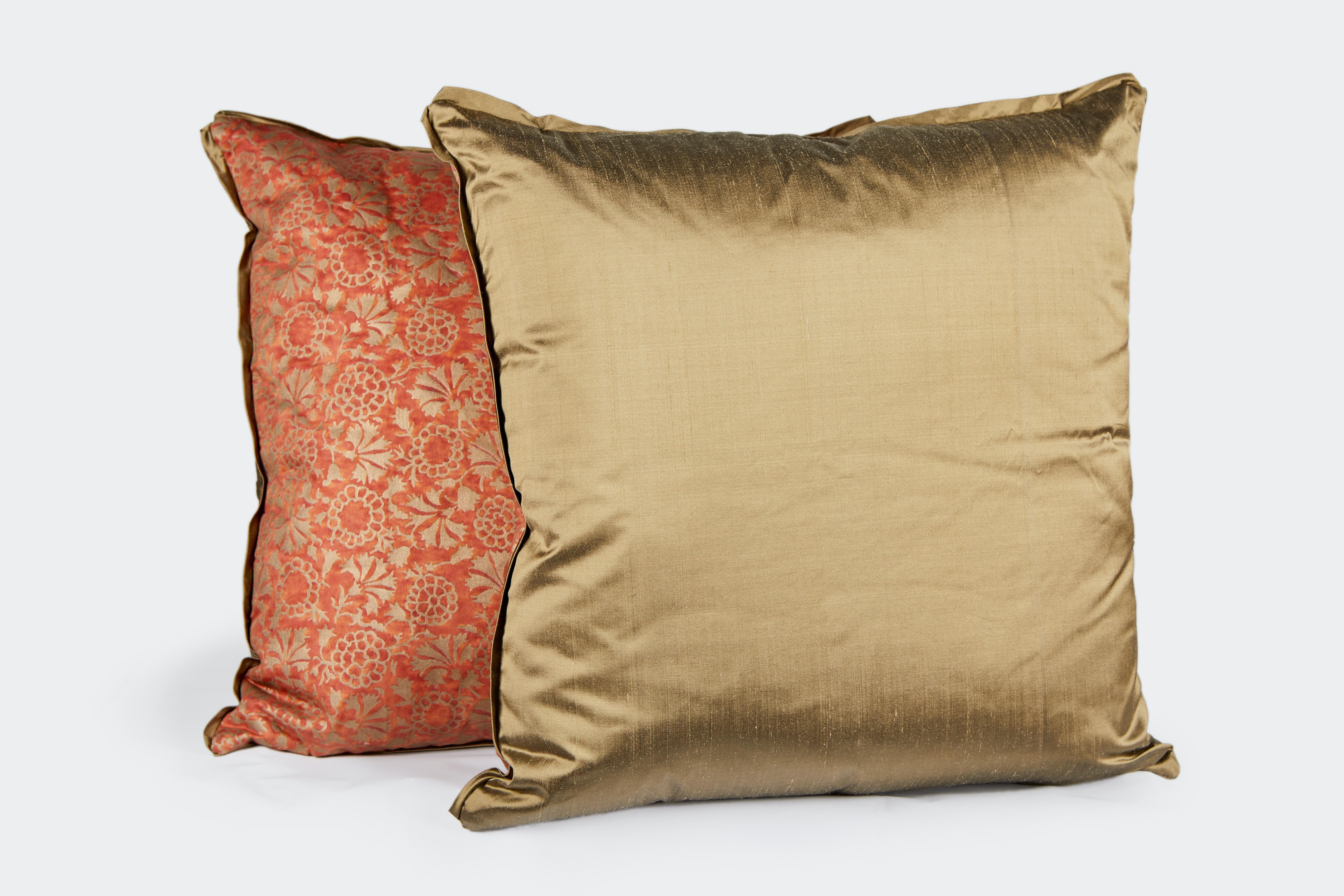 Pair of Fortuny Fabric Cushions in the Irani Pattern In New Condition For Sale In New York, NY