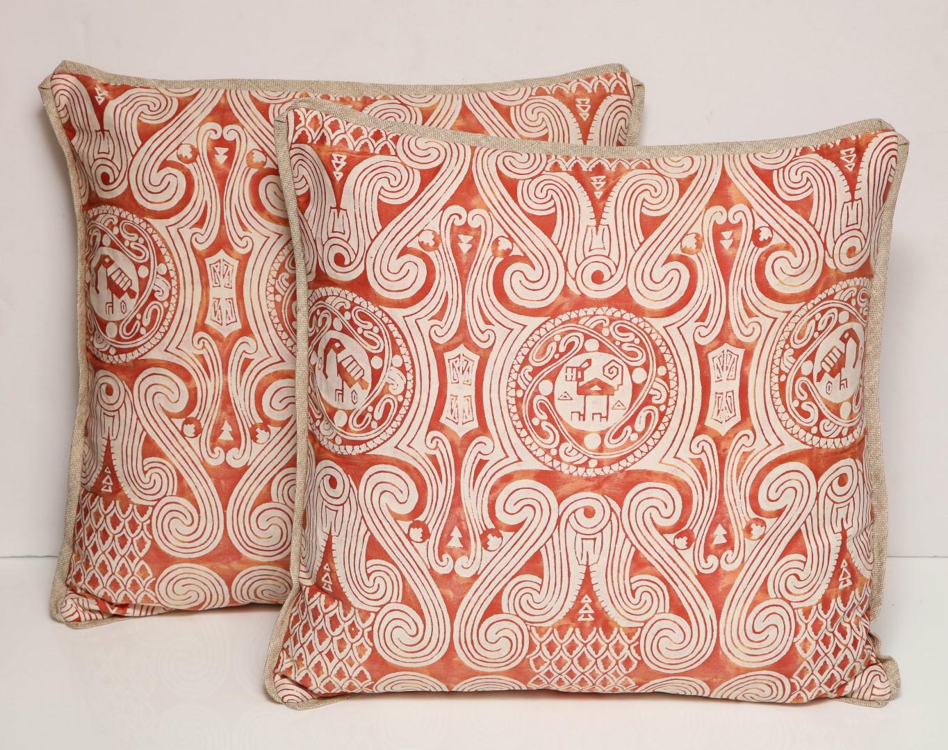 A pair of Fortuny fabric cushions in the Peruviano Incan pattern, bittersweet and white colorway, cotton blend backing material and trim
50 down/50 feather insert.
Newly made using discontinued Fortuny fabric.