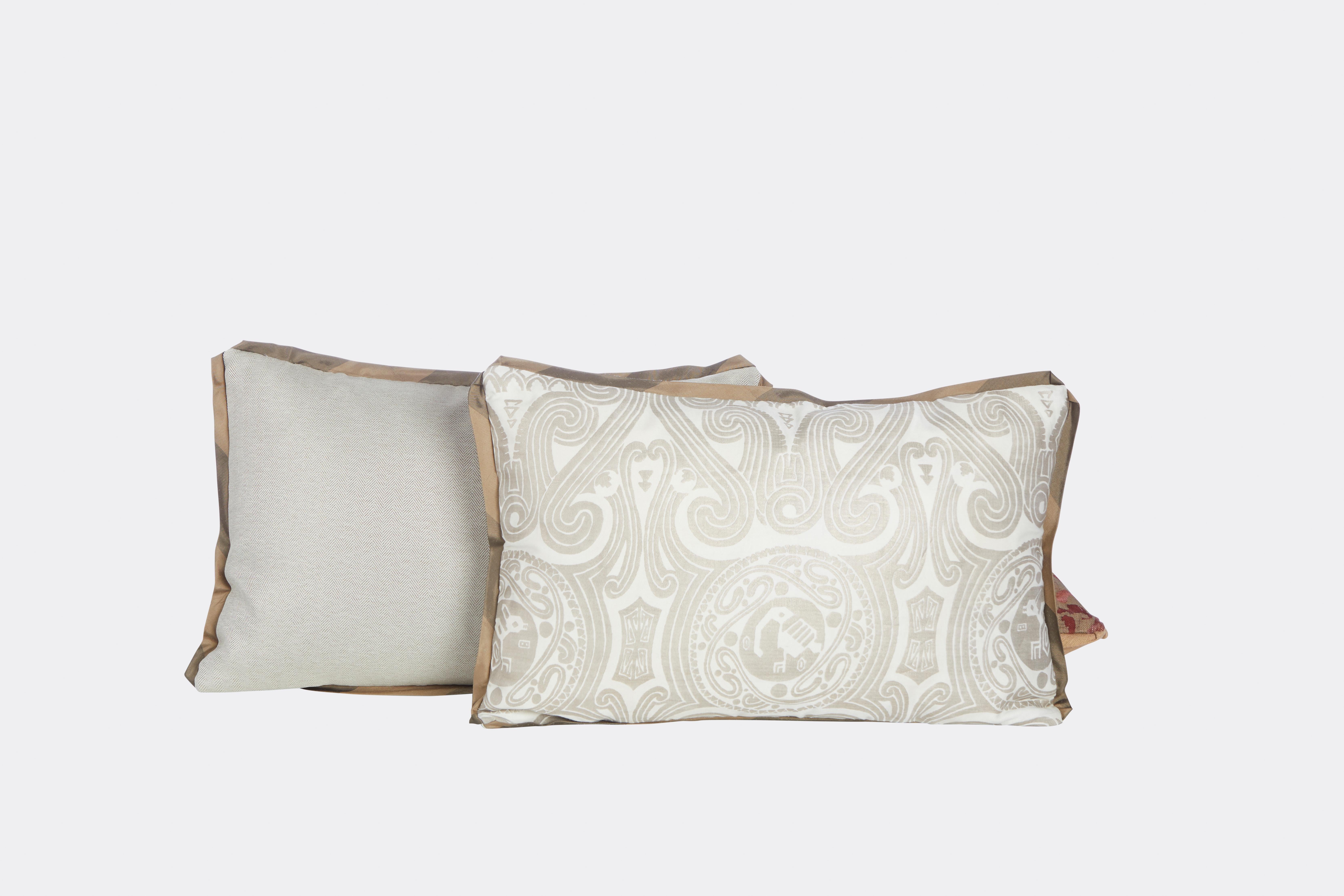 Pair of Fortuny Peruviano Lumbar Cushions Ion Silvery Gold on White David Duncan In New Condition In New York, NY