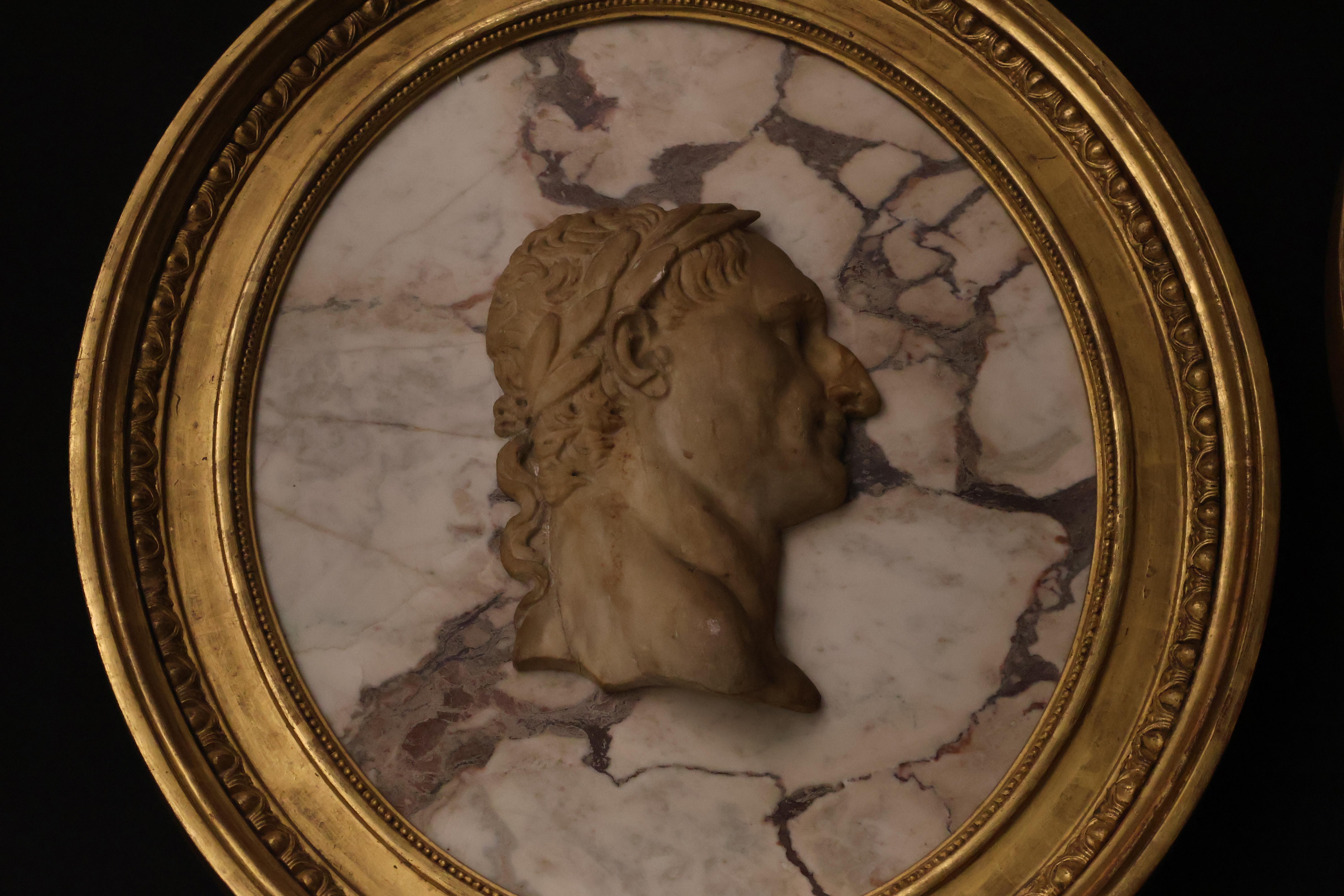 Paire de camées d'empereurs romains encadrés en marbre en vente 3