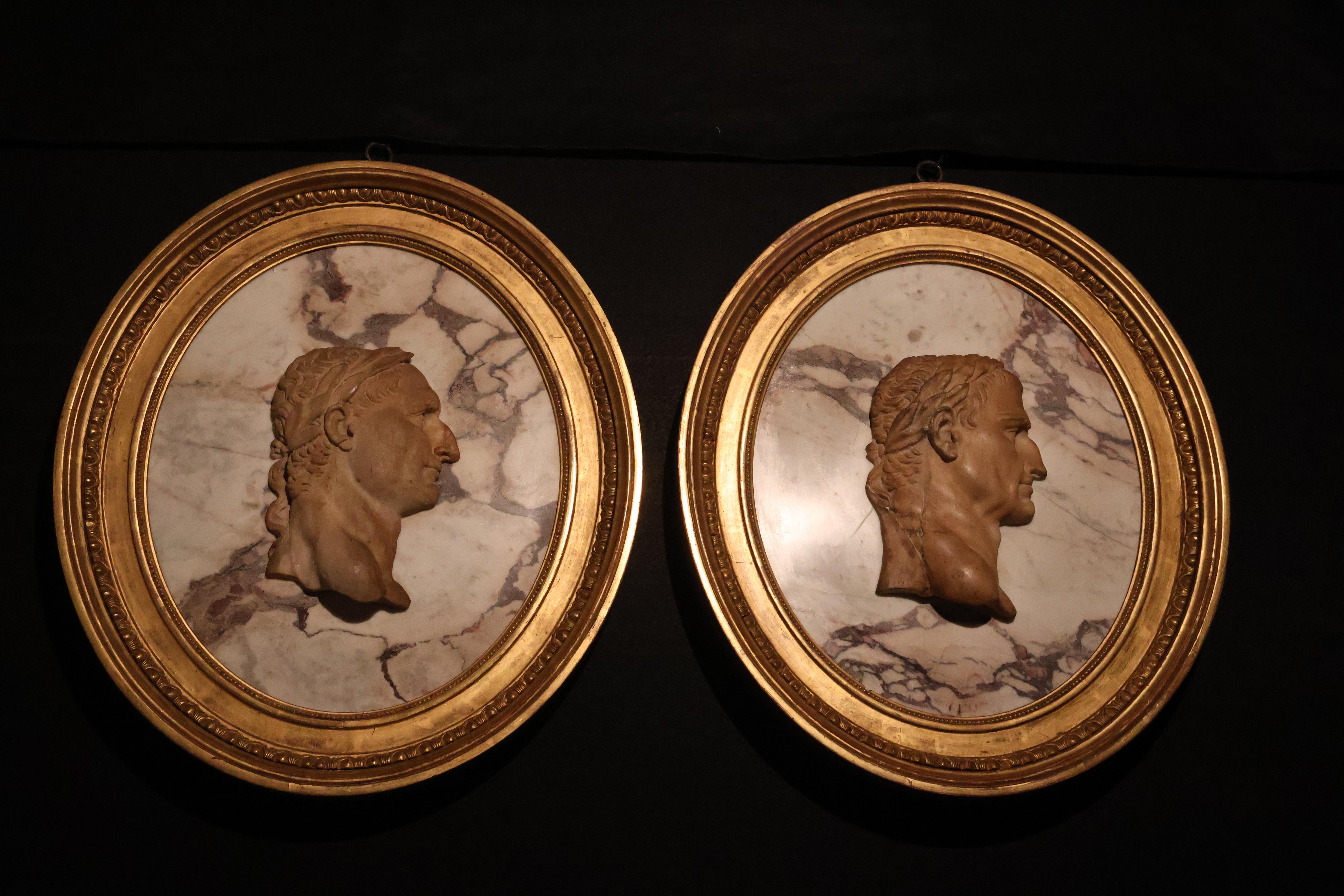 Ein hervorragendes Paar Breche Violette & Marmor Kameen, die römische Kaiser darstellen und in einem ovalen Rahmen aus Goldholz ruhen. Frankreich, um 1860.
CW5028