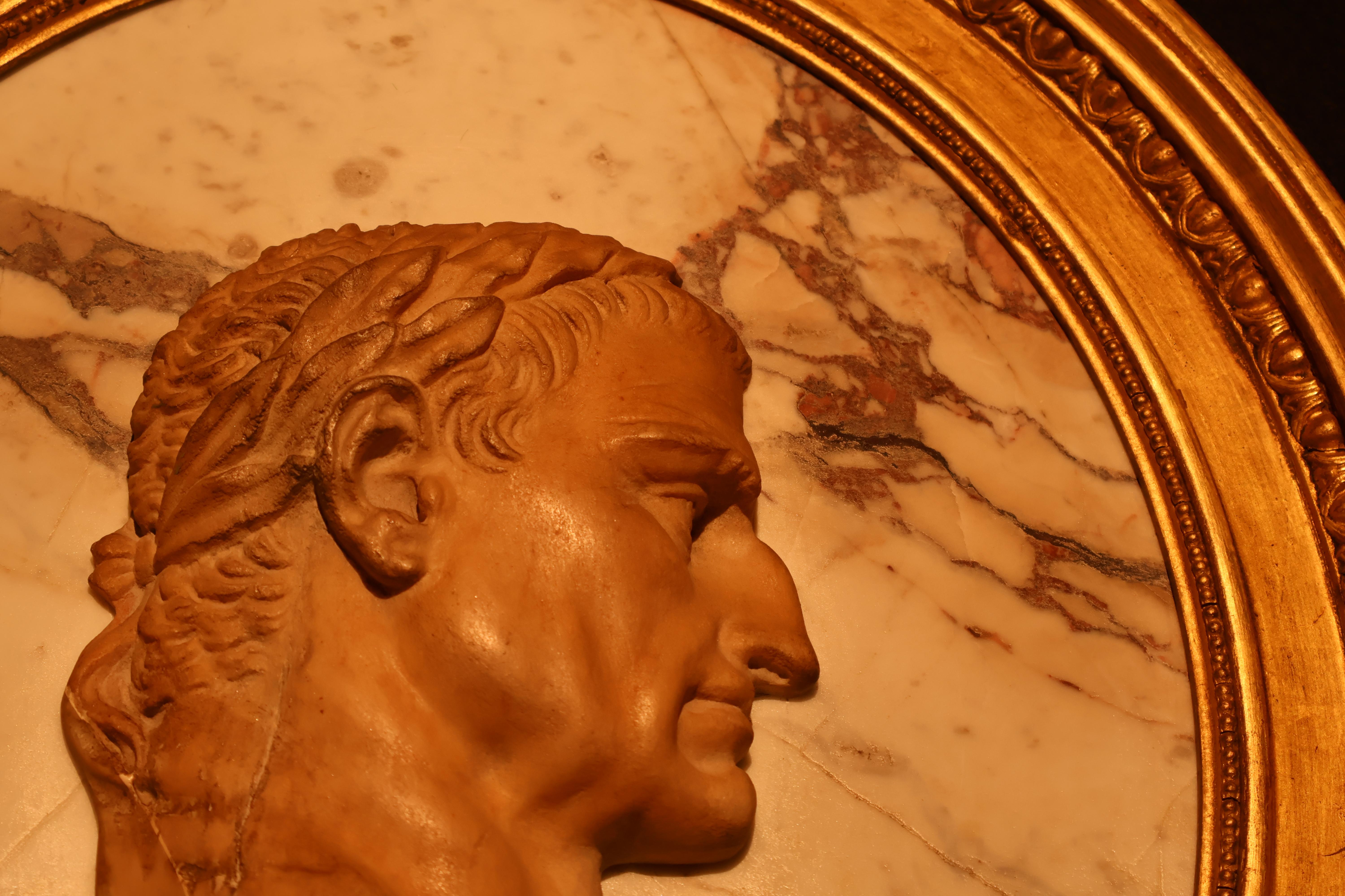 Sculpté à la main Paire de camées d'empereurs romains encadrés en marbre en vente