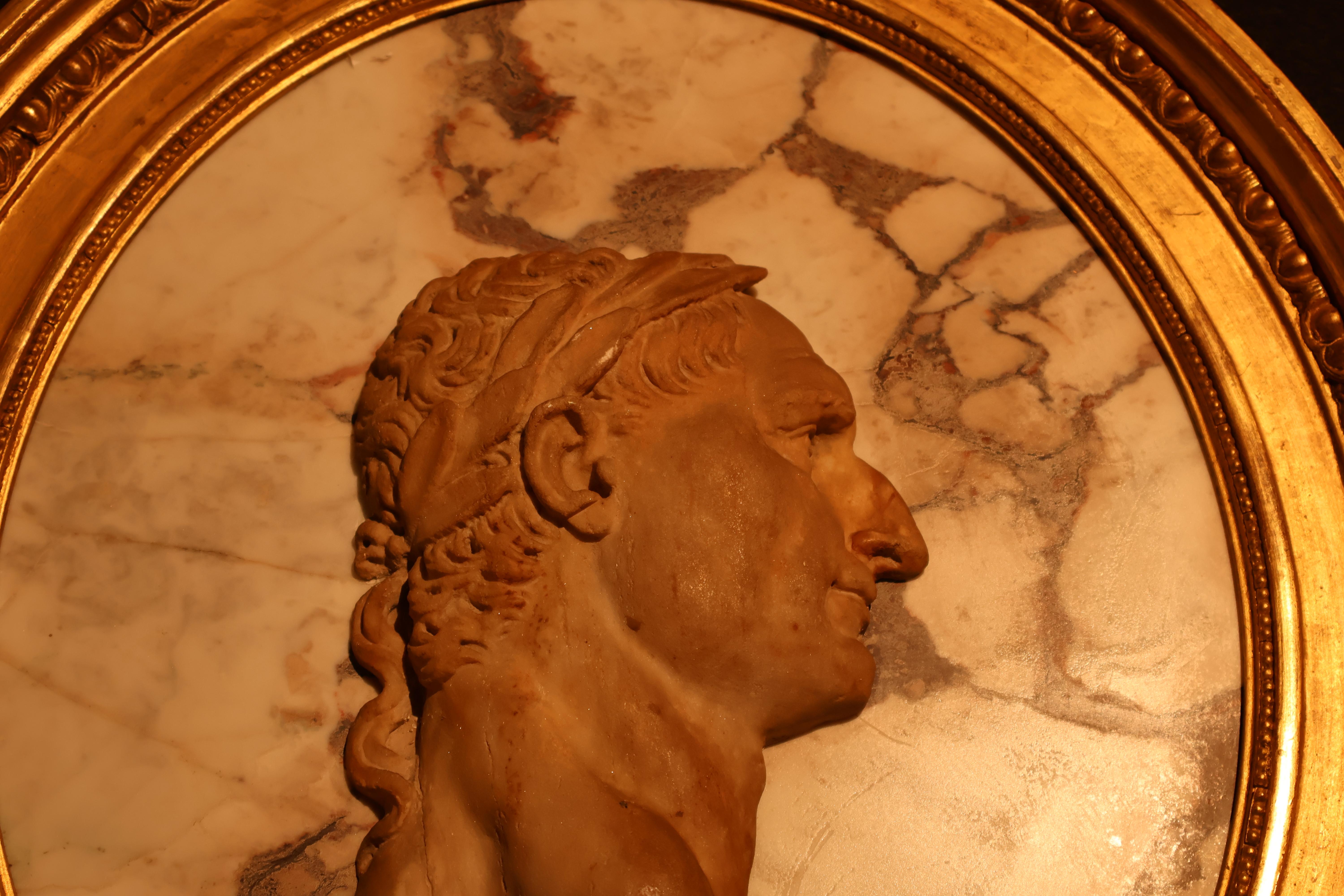 Ein Paar gerahmte Marmorkameen römischer Imperatoren im Angebot 1