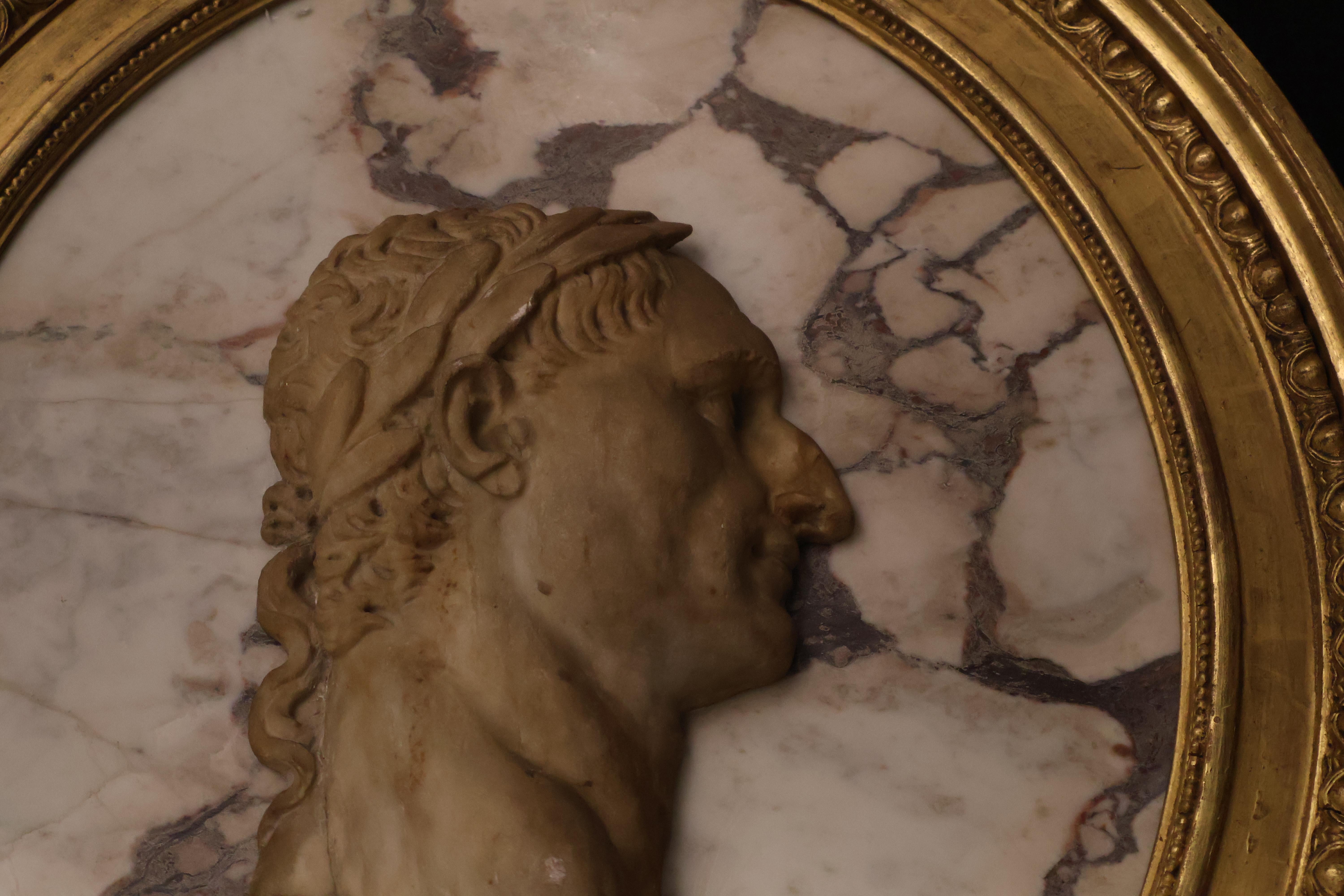 Paire de camées d'empereurs romains encadrés en marbre en vente 1
