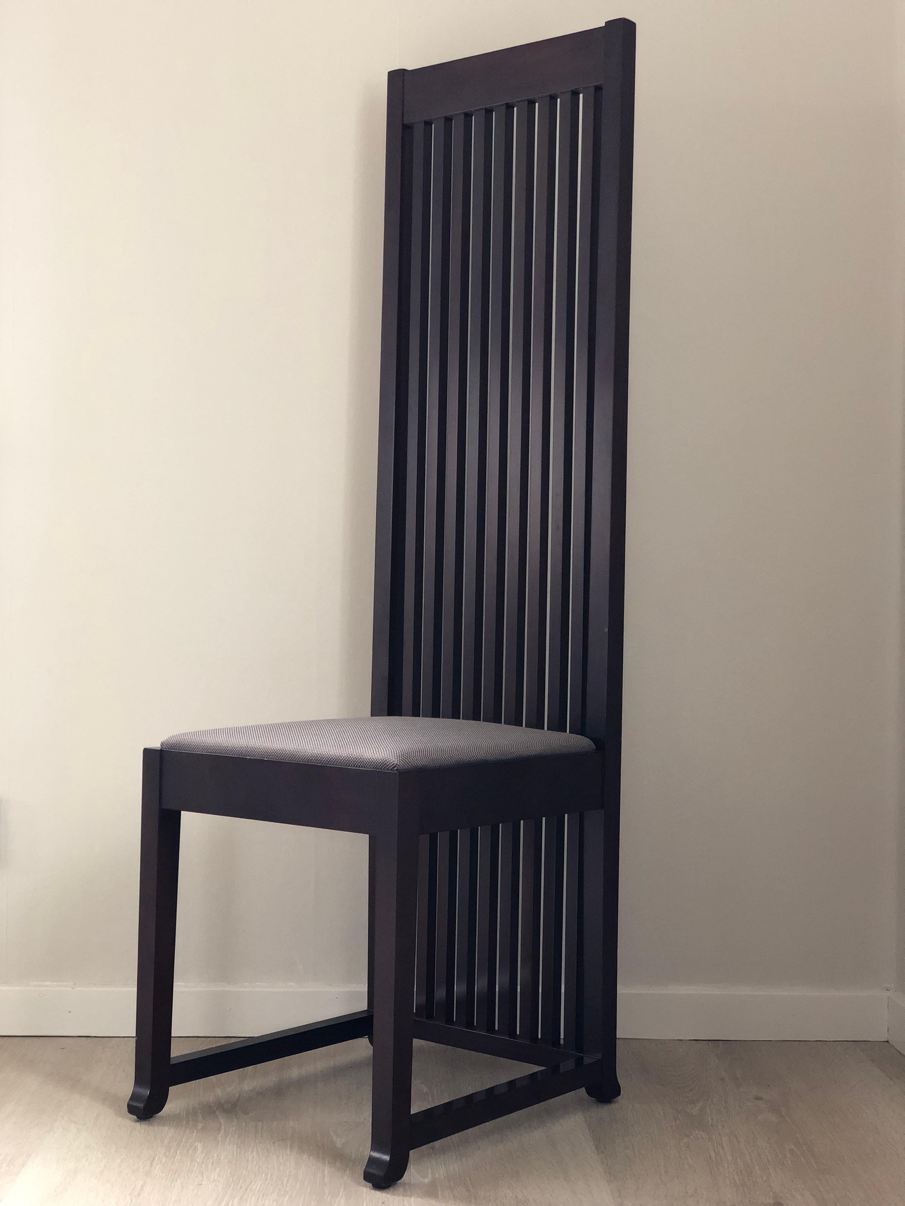 2 Cassina Stühle Mit Präzision und Liebe zum Detail gefertigt, vereinen diese Stühle exquisites Design mit höchstem Komfort und sind damit eine perfekte Ergänzung für jede moderne oder klassische Einrichtung. 
Dieser 1908 von Frank Lloyd Wright für