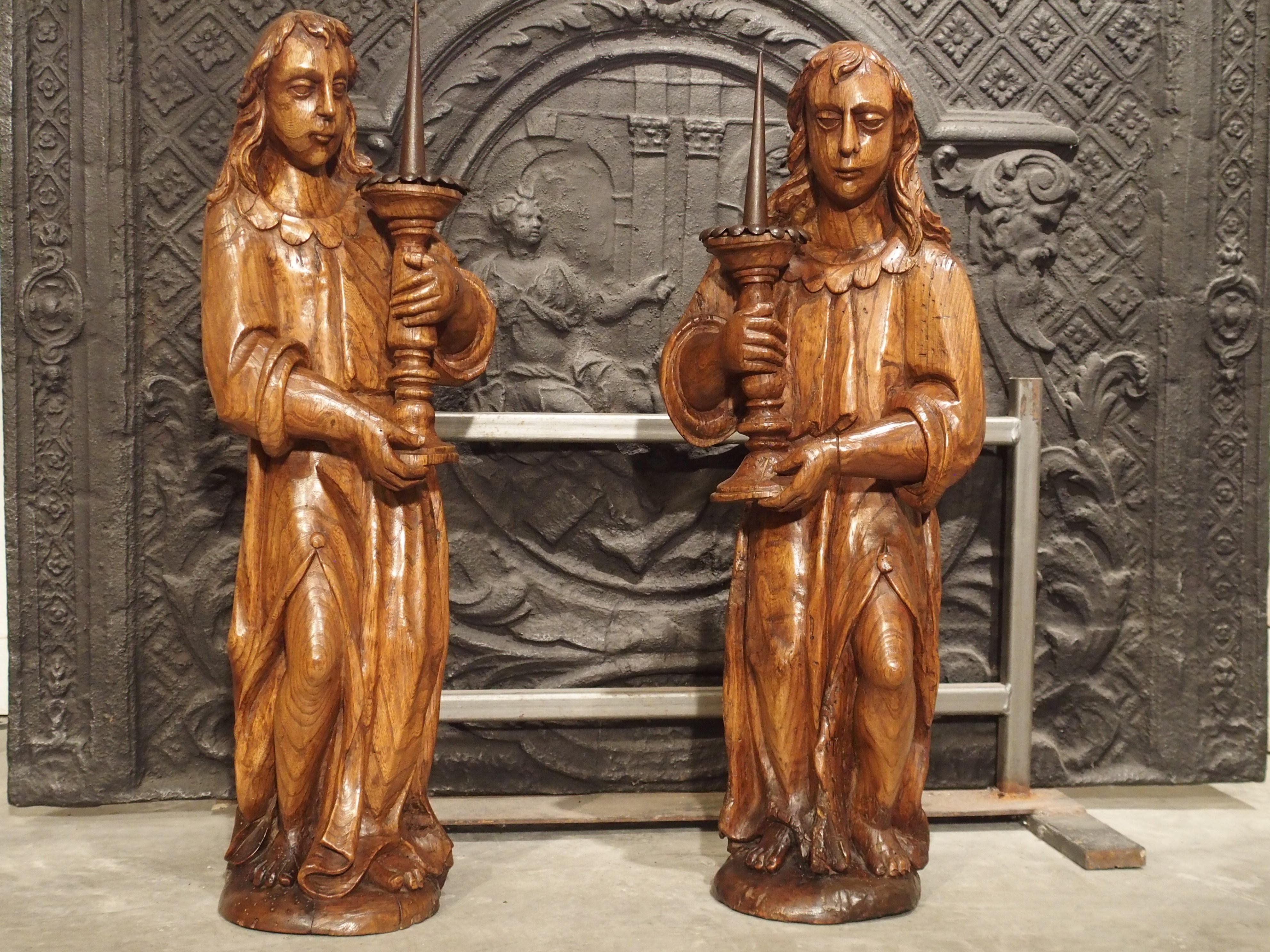 Paar französische Engel-Kerzenständer aus geschnitztem Ulmenholz aus dem 17. Jahrhundert (Metall) im Angebot