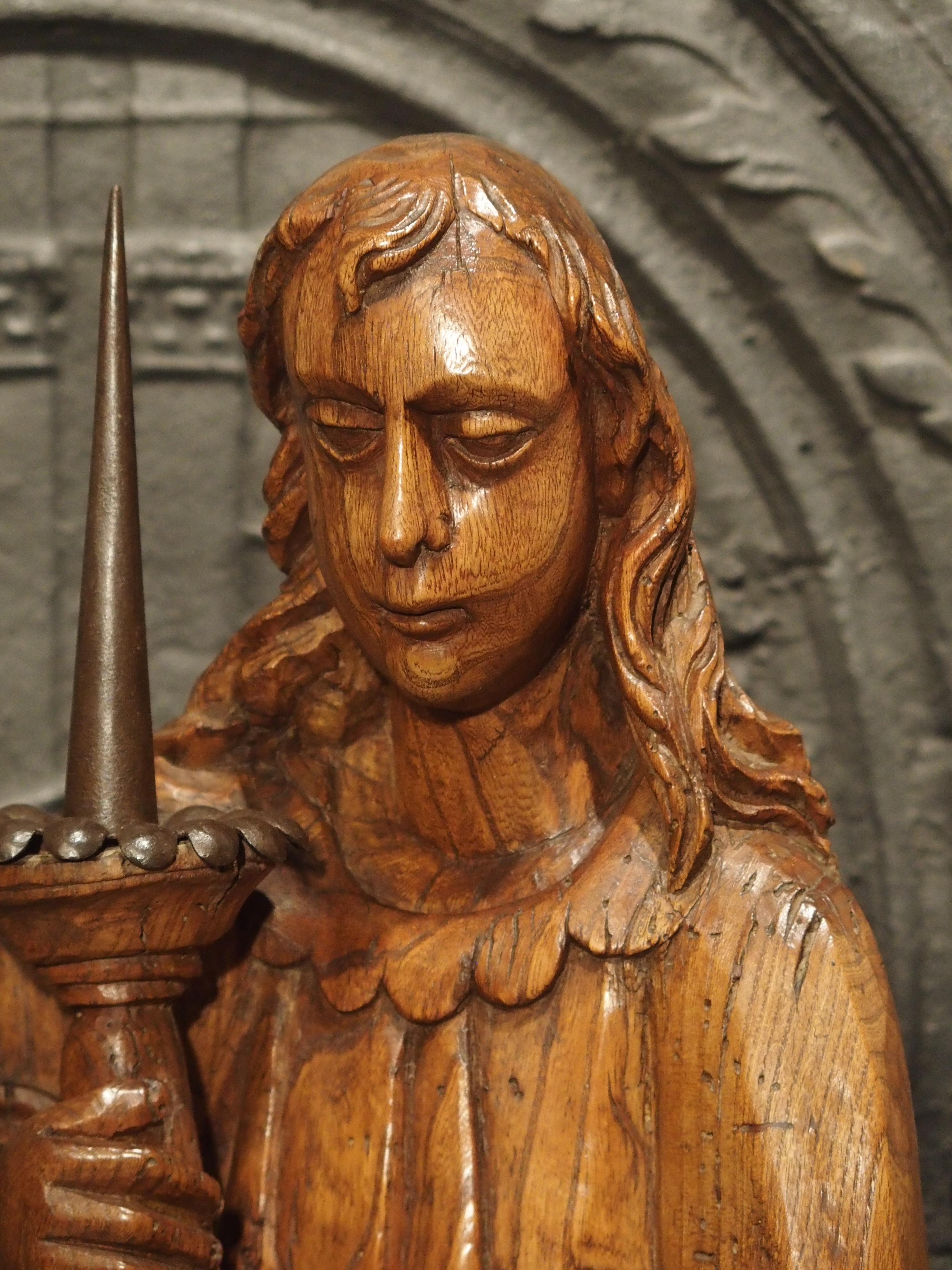 Paar französische Engel-Kerzenständer aus geschnitztem Ulmenholz aus dem 17. Jahrhundert im Angebot 1