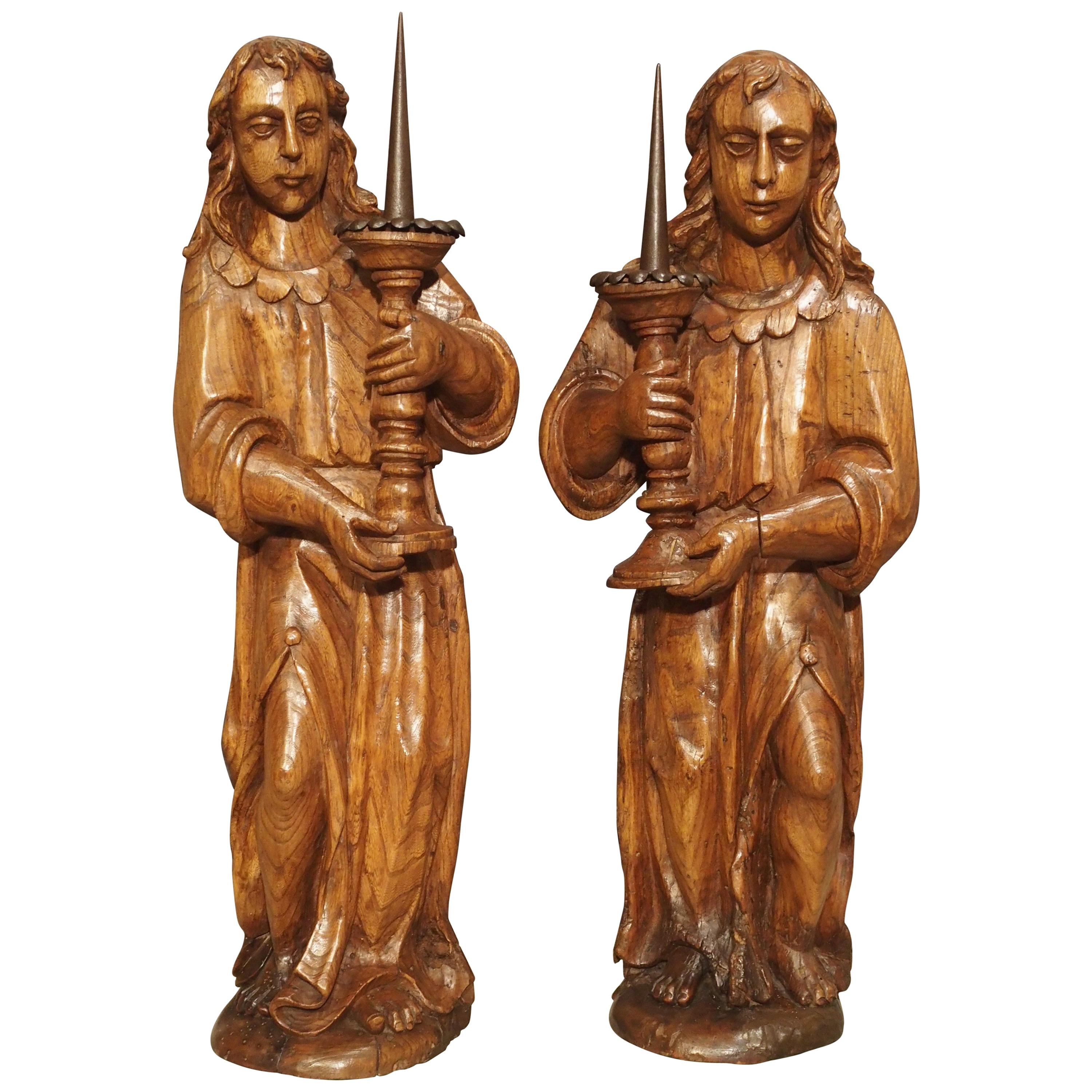 Pareja de candelabros de ángel franceses del siglo XVII en madera de olmo tallada