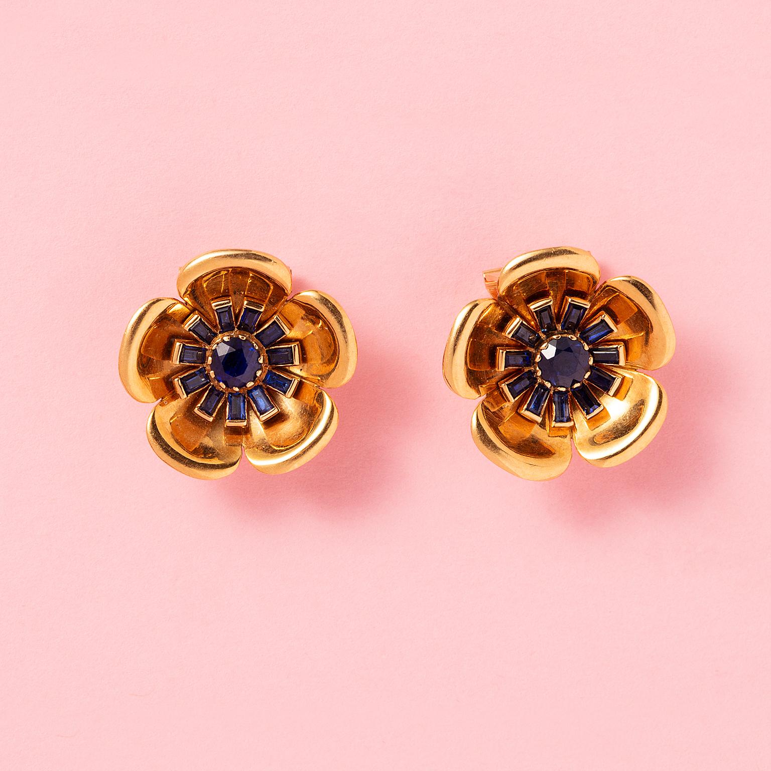 Coppia di orecchini a fiore in oro 18 carati con zaffiri, circa 1950, Francia.
peso: 7,8 g
diametro: 1 cm