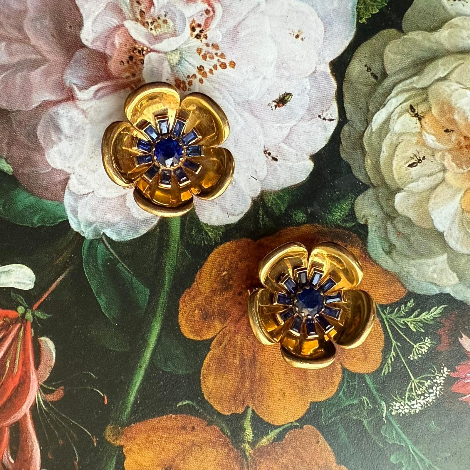 Un paio di orecchini francesi a fiore in oro 18 carati e zaffiro In condizioni buone in vendita a Amsterdam, NL