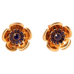 Une paire de boucles d'oreilles fleurs françaises en or 18 carats et saphirs