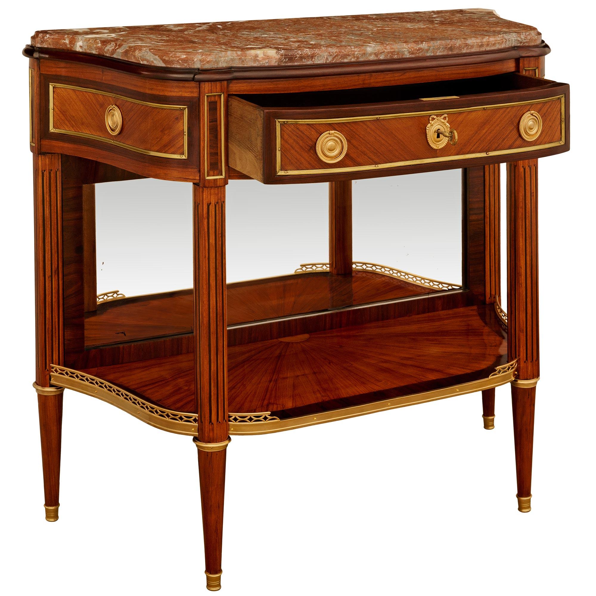 Pareja de consolas francesas del siglo XVIII de madera de tulipán, kingwood, ormolu y mármol Francés en venta