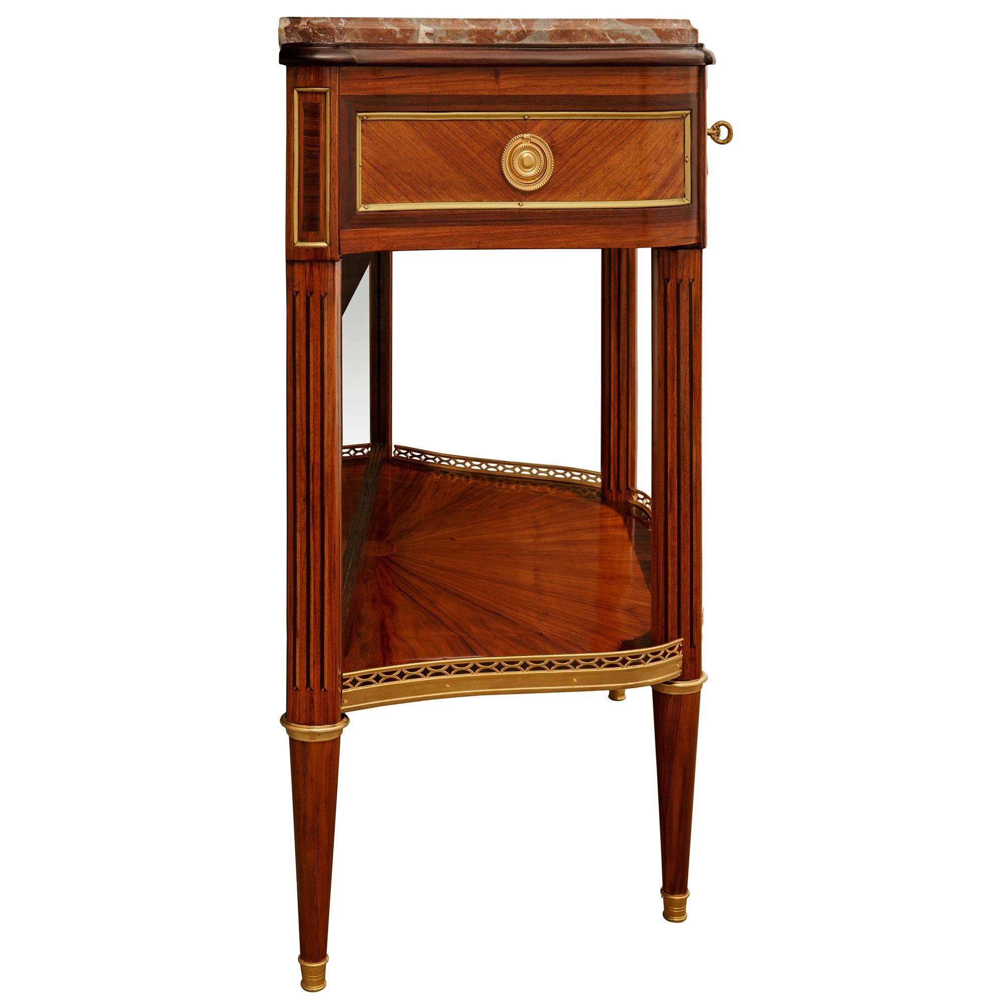 Pareja de consolas francesas del siglo XVIII de madera de tulipán, kingwood, ormolu y mármol en Bueno estado para la venta en West Palm Beach, FL