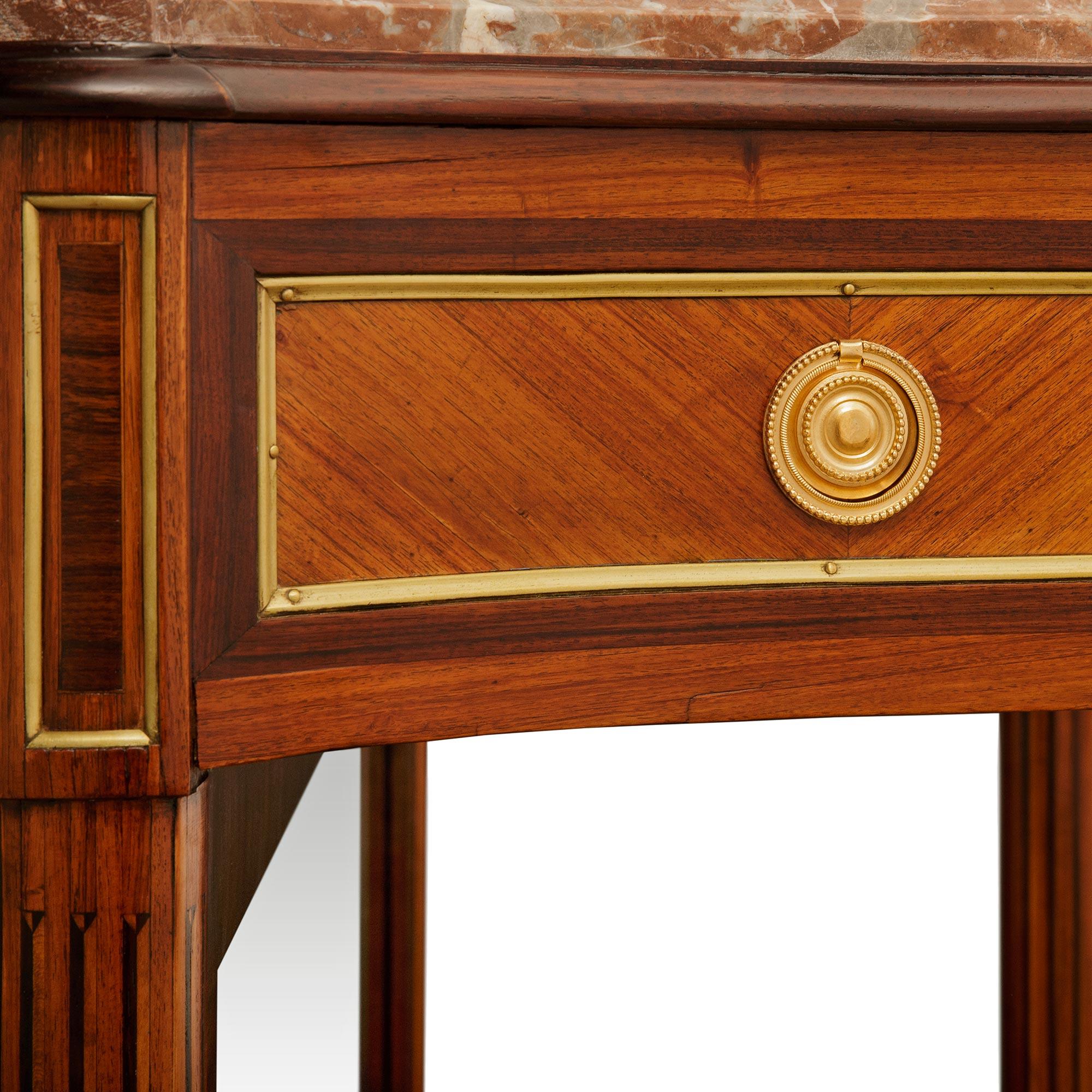 Pareja de consolas francesas del siglo XVIII de madera de tulipán, kingwood, ormolu y mármol siglo XVIII y antes en venta